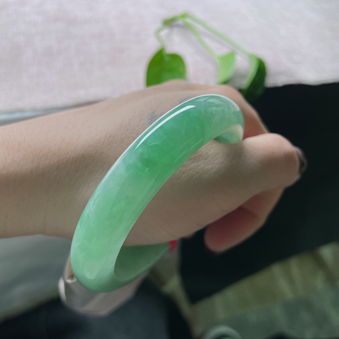 55.6/12.5/8，绿底正圈，水头好，惊鸿一瞥，人间绝色也不过如此，无裂，ss50856a