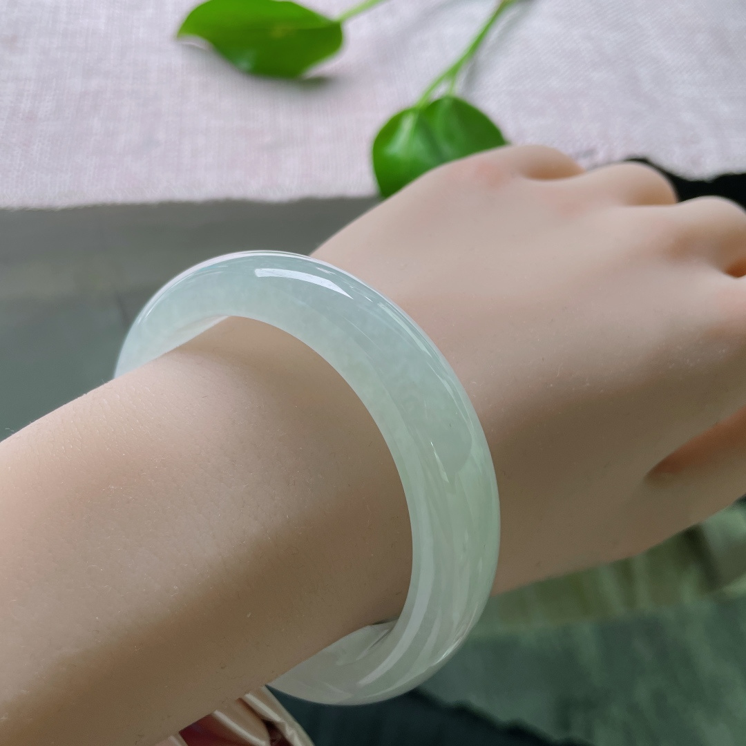 55.1/14.5/8.4淡绿底正圈，宽版轮胎镯，颜色清爽，淡雅倾心，时尚，无裂。ss50231a