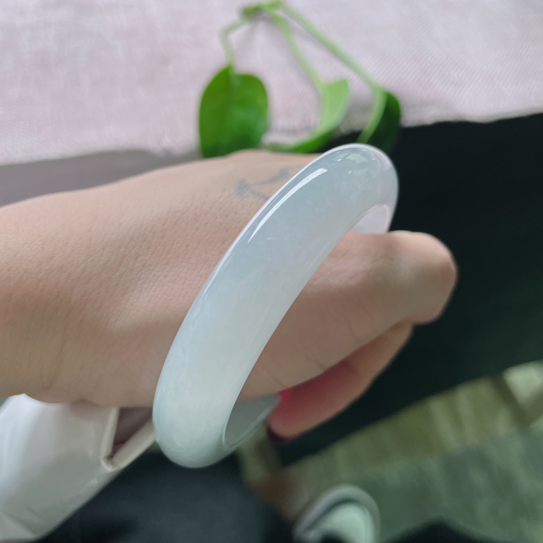 52.2/12.4/7.7绿底正圈，微紫，是晨曦未醒的梦，染上了一层淡淡的紫，通透又疏离。无裂，ss49468a