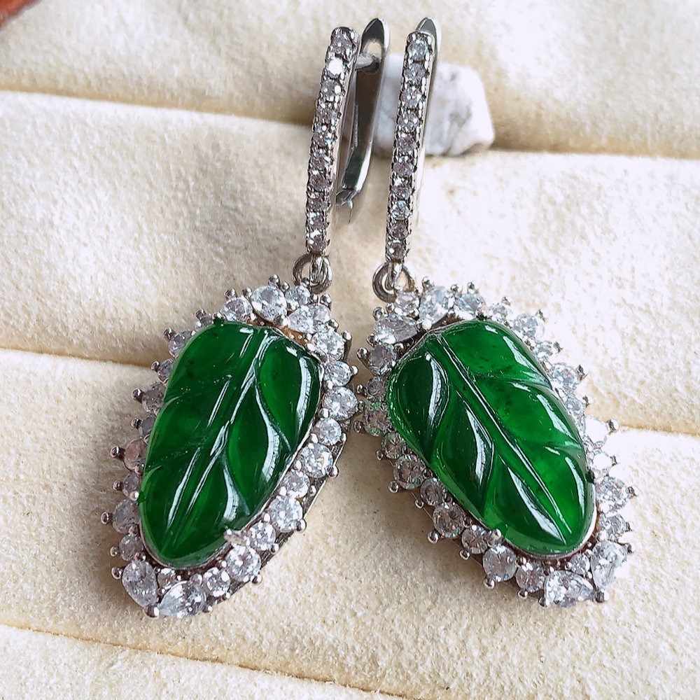 冰满绿翡翠925银镶嵌叶子耳坠，自然光实拍，翠色灵动，颜色漂亮，种老水足，品相佳，佩戴佳品！W481.16   取一整体尺寸：24.5-14-6.8mm  裸石尺寸：15.5-9mm