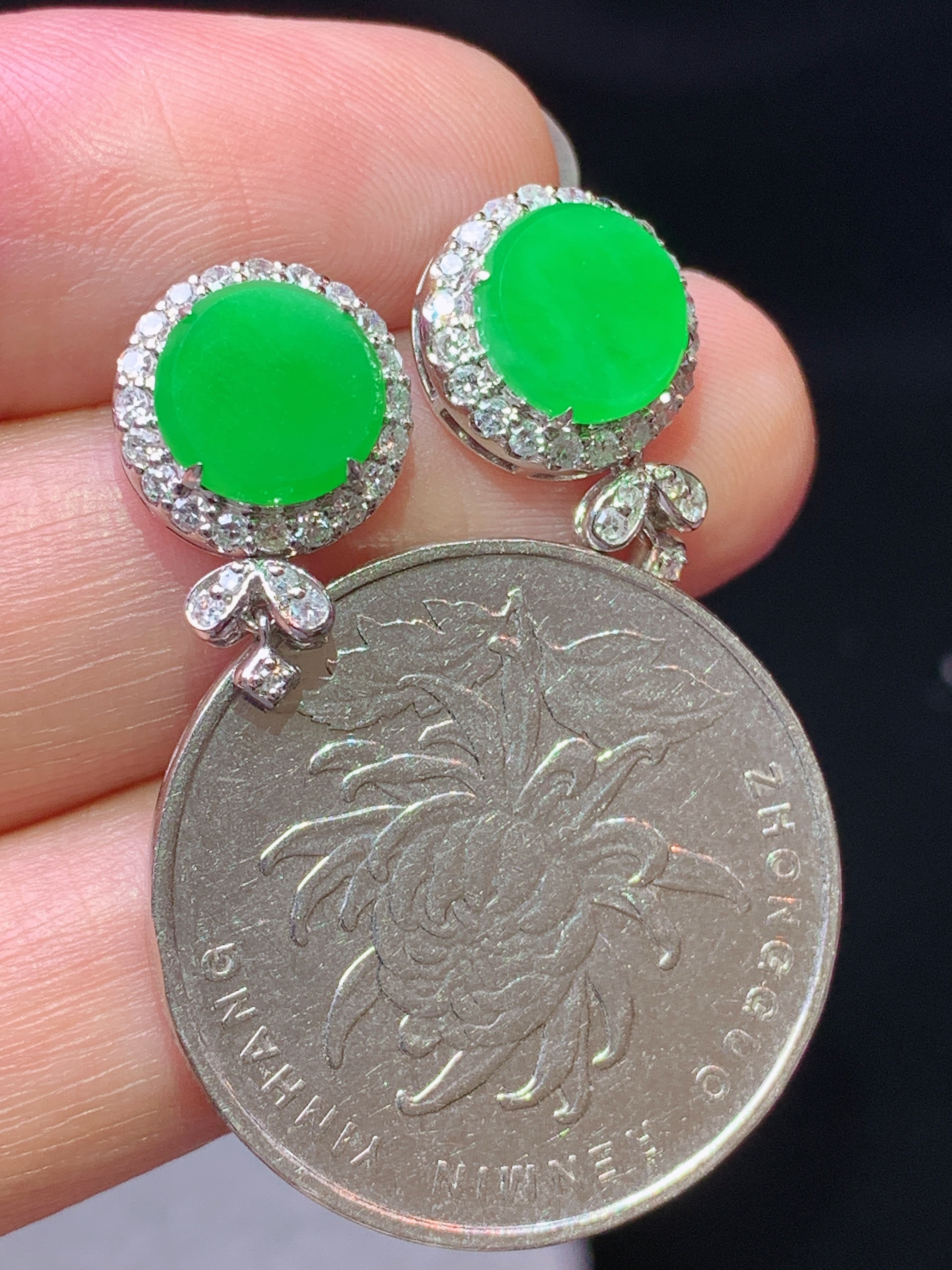 18k金钻镶嵌阳绿圆通耳钉 玉质细腻 色泽艳丽清新 水润亮眼 整体尺寸15.5*10.2*5.2h1