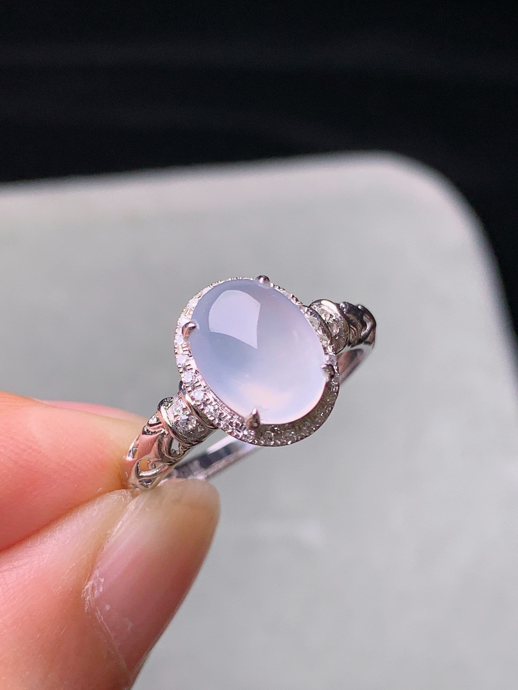 18k金钻镶嵌冰种蛋面戒指 玉质细腻 色泽艳丽清新 水润亮眼 圈口13 整体尺寸10.8*9.5*6