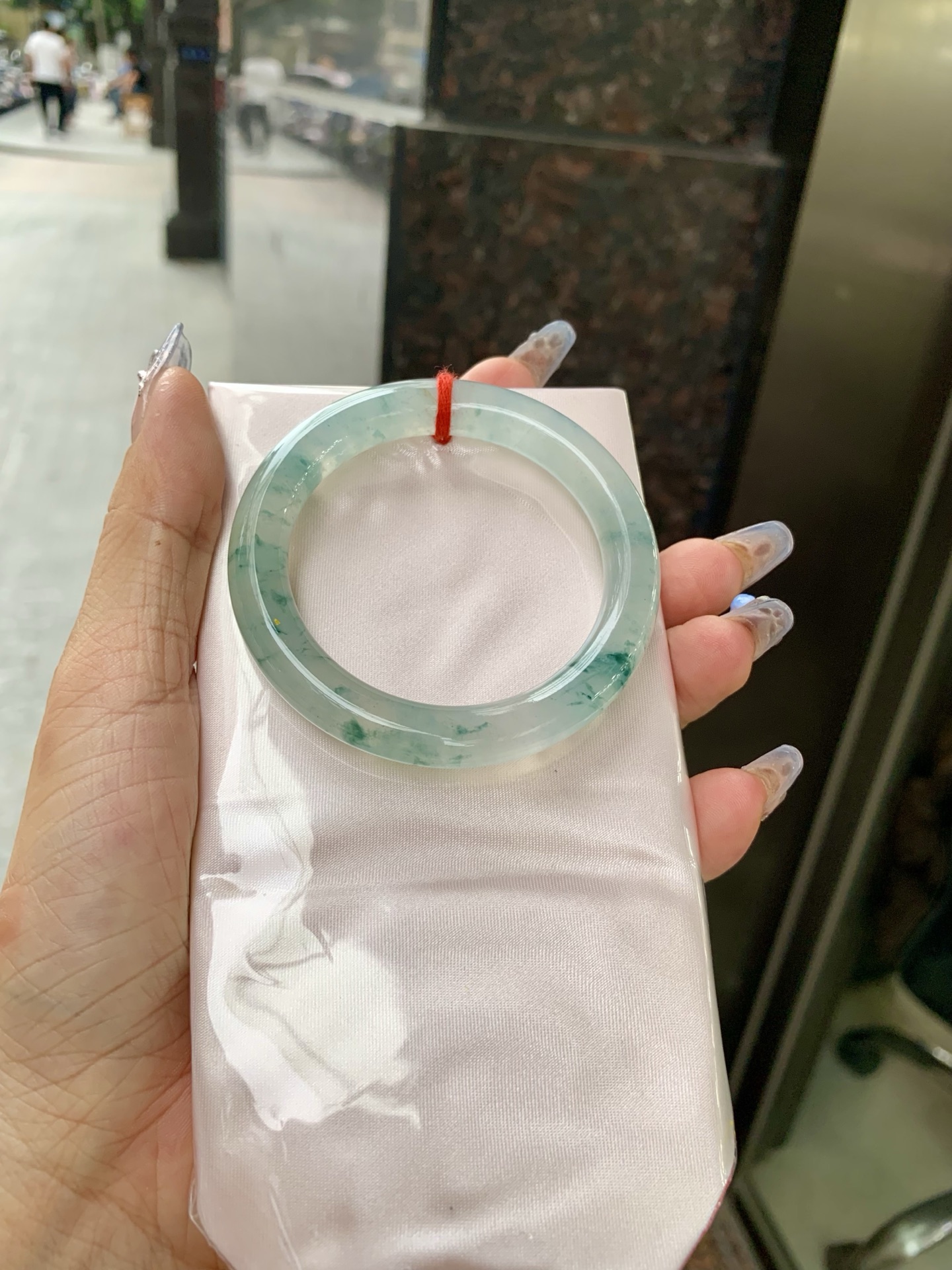 冰飘花圆条，50.5/8.9/9，0417-N465，打灯细纹，不影响，底妆冰透，胶润细腻，蓝花灵动飘逸，勾勒出一幅唯美诗意的山水意境画，古典优雅又秀气，有纹