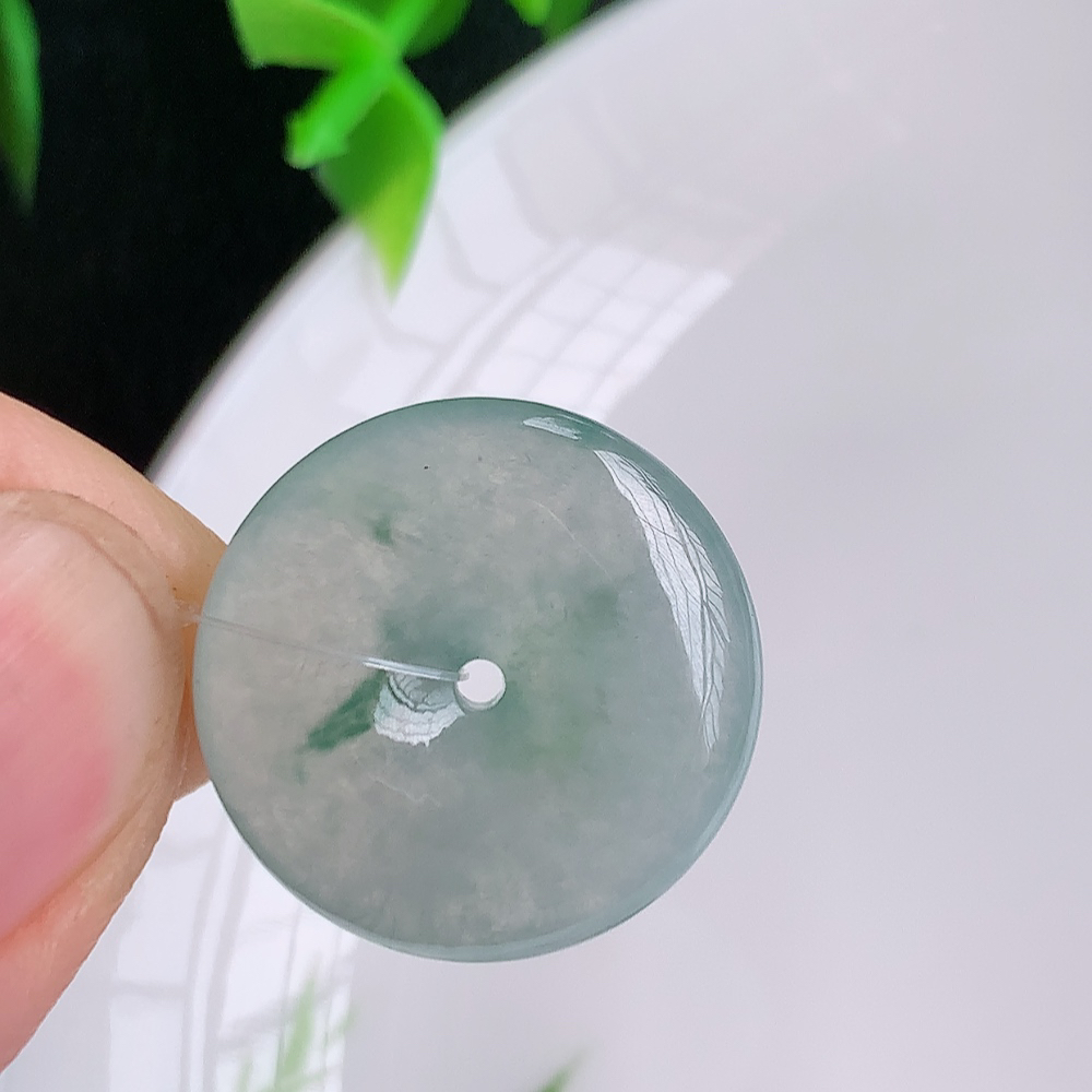 冰润飘花平安扣吊坠，厚装饱满，冰润剔透，细腻水足，种质润泽，飘花灵动，佩戴优雅大气，W49.16   尺寸：19.3-5.3mm