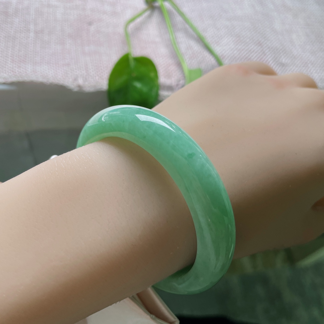 51.7/11.9/8.2，苹果绿正圈，翠色伊人，碧波荡漾，举手投足尽显贵气，晶体，无裂，ss50805a