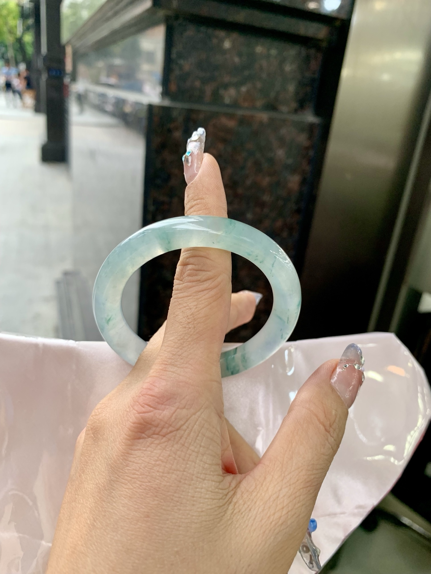 冰飘花圆条，50.5/8.9/9，0417-N465，打灯细纹，不影响，底妆冰透，胶润细腻，蓝花灵动飘逸，勾勒出一幅唯美诗意的山水意境画，古典优雅又秀气，有纹