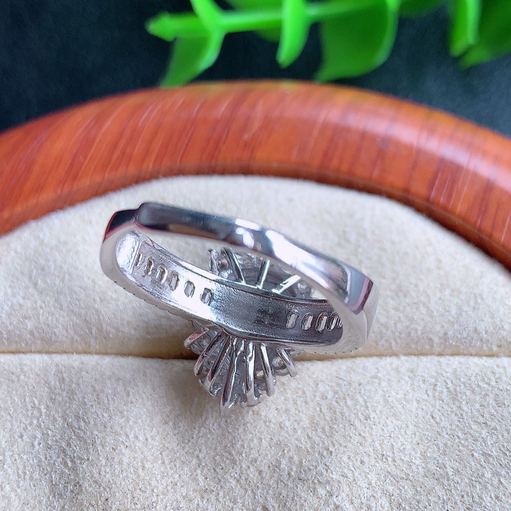 冰满绿精美翡翠葫芦戒指  玉质细腻  冰清玉润  飘花灵动  颜色漂亮  W481.16  内径尺寸：17-15.5-8mm  裸石尺寸：10-7.5mm