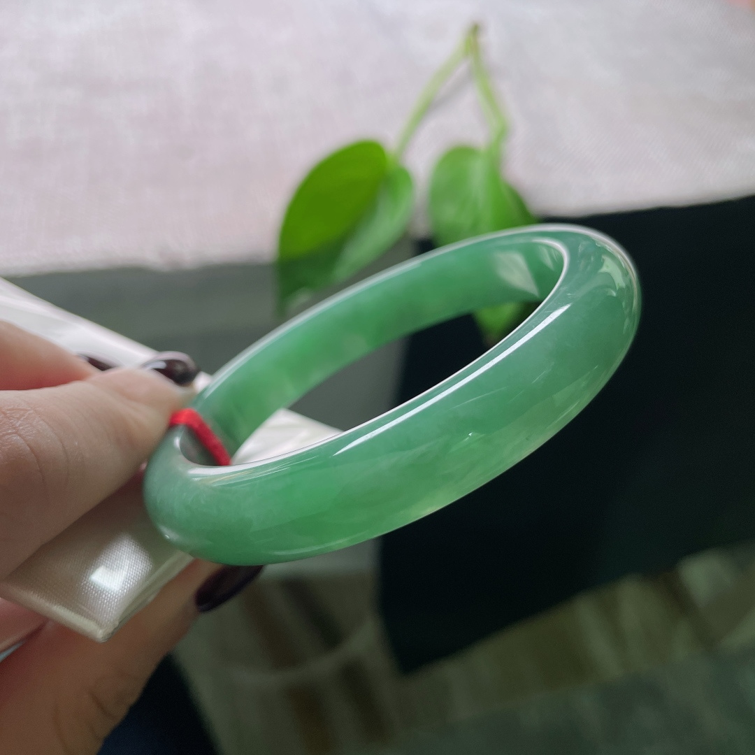 57.4/11.4/7.7，绿底正圈，水润细腻，盈盈一水间，脉脉不语。乌鸡，无裂，ss50932a