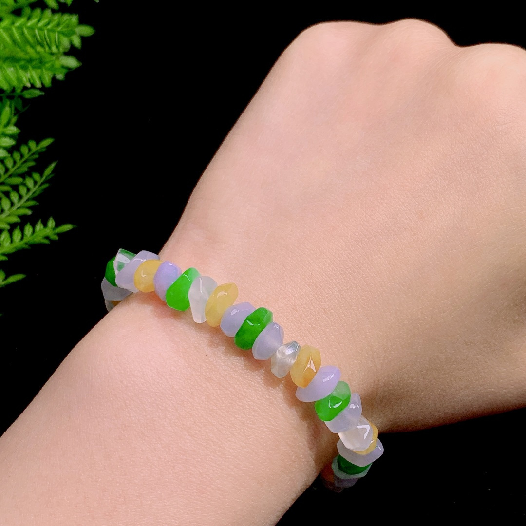 ️ 所有美好 长驻你心 …天然翡翠冰种多彩手串 说不尽的婉约 冰种起胶品质卓越 佩戴高贵华美 十分出彩 另人向往，8-6.8-3.5