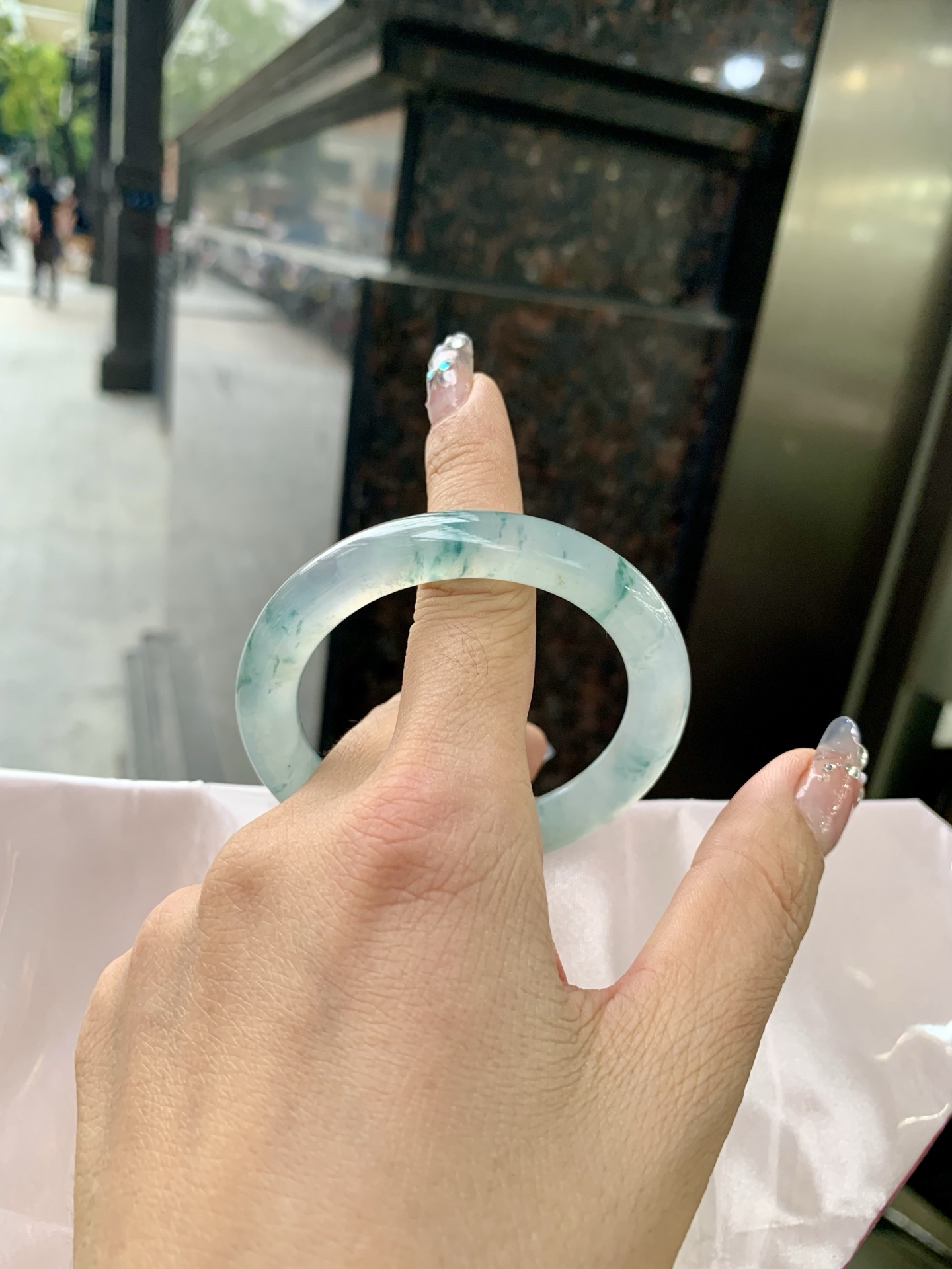 冰飘花圆条，50.5/8.9/9，0417-N465，打灯细纹，不影响，底妆冰透，胶润细腻，蓝花灵动飘逸，勾勒出一幅唯美诗意的山水意境画，古典优雅又秀气，有纹