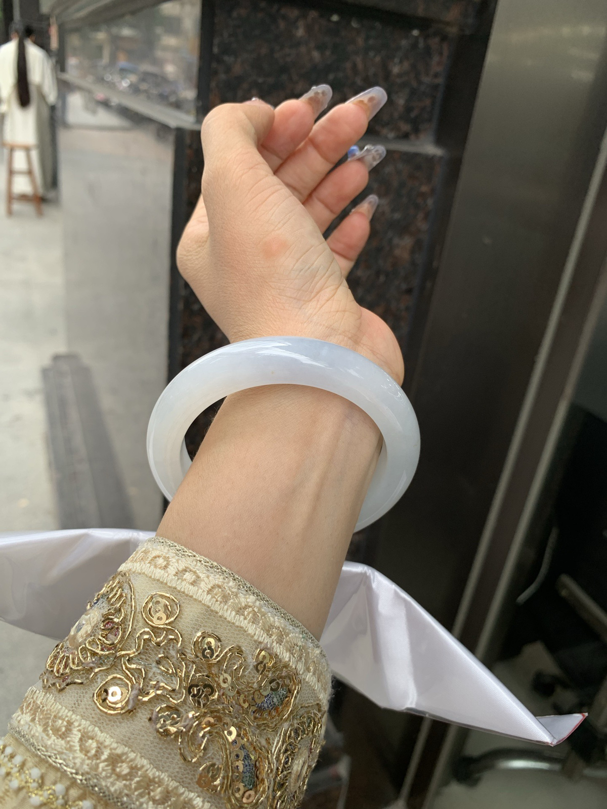 淡紫正圈，无暇。底妆干净细腻，胶感十足，淡淡的紫韵如烟似雾，意境飘渺