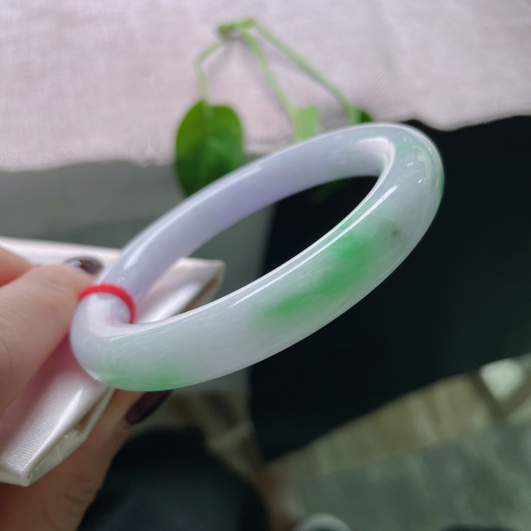 57/10.5春彩圆镯，水润细腻，春风有信，花开有期。紫霞栖于腕，翠色落于心。无裂，ss50741a