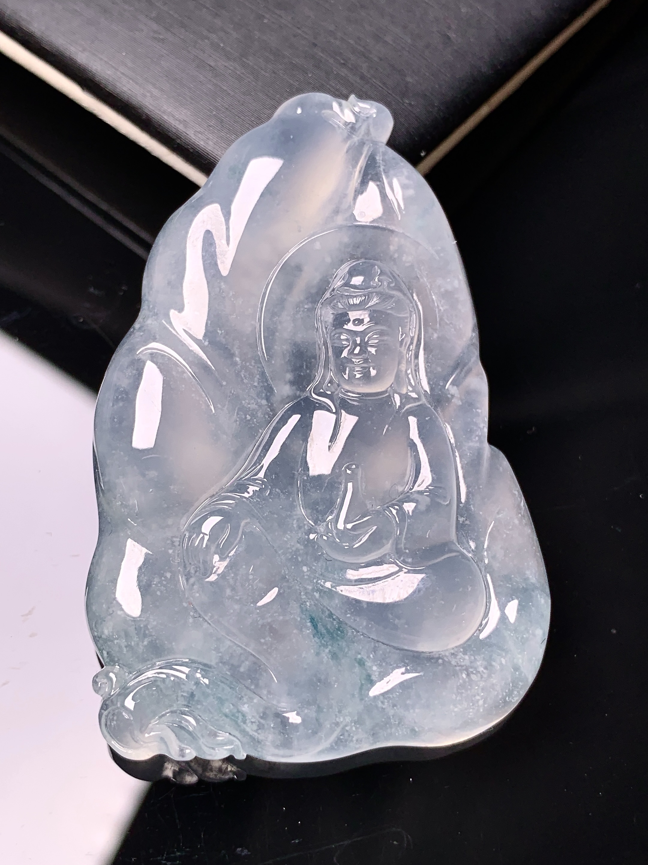 冰种观音菩萨吊坠 玉质细腻 色泽艳丽清新 水润亮眼 整体尺寸50*33.6*6.3x7