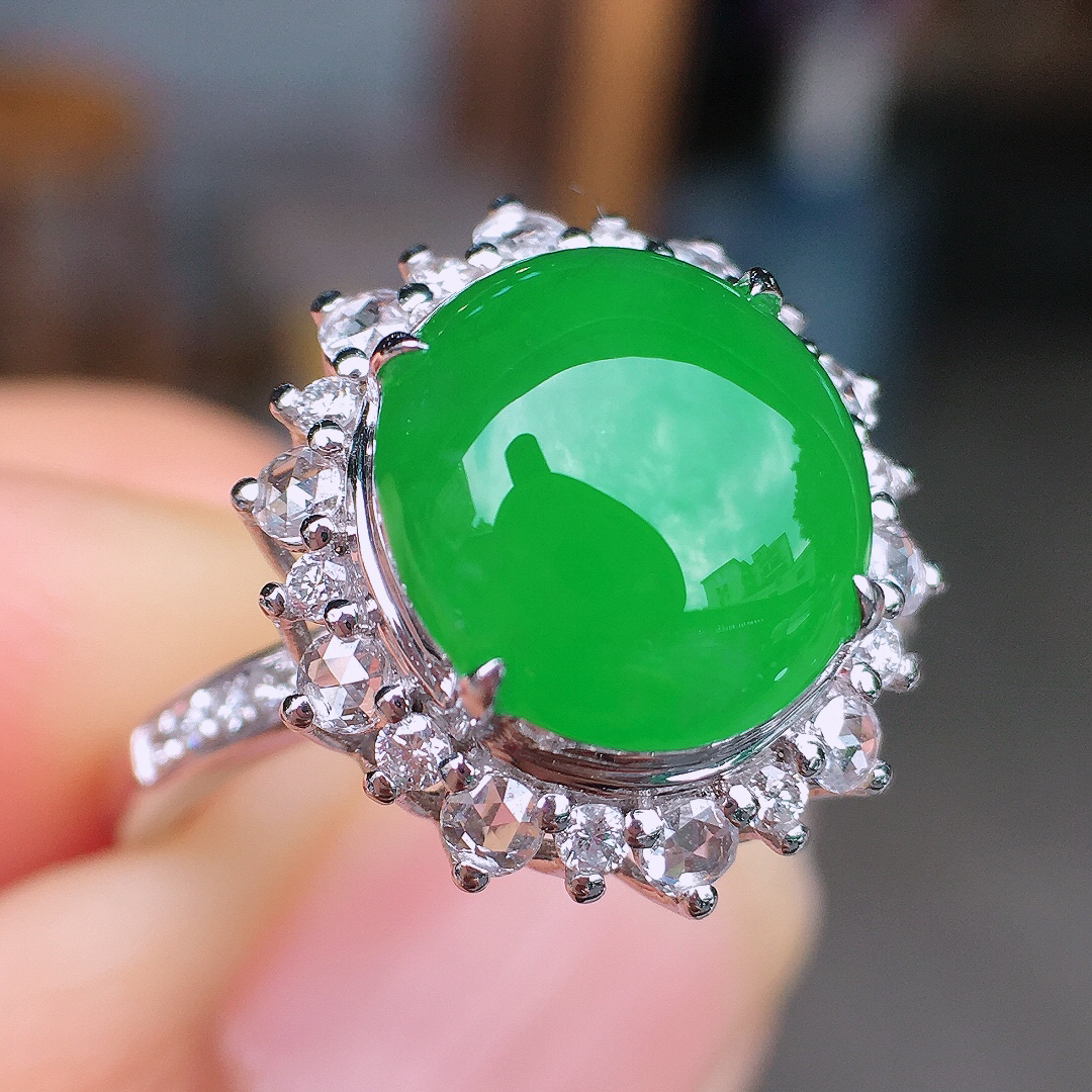 阳绿蛋面戒指，色泽均匀艳丽，玉质细腻，荧光感超
强，饱满圆润，尽显优雅气质，18k
金豪华镶嵌