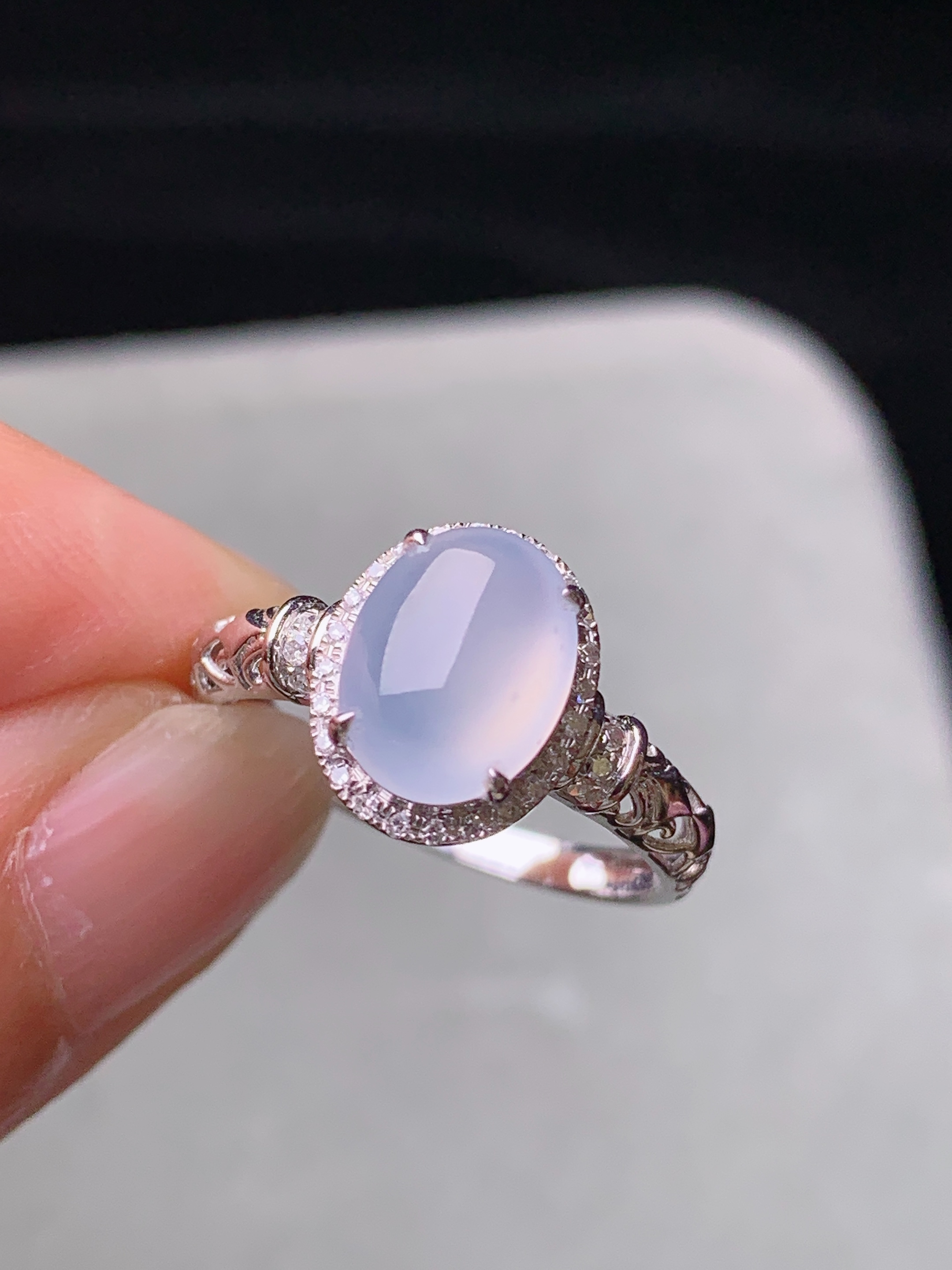 18k金钻镶嵌冰种蛋面戒指 玉质细腻 色泽艳丽清新 水润亮眼 圈口13 整体尺寸10.8*9.5*6.5t1