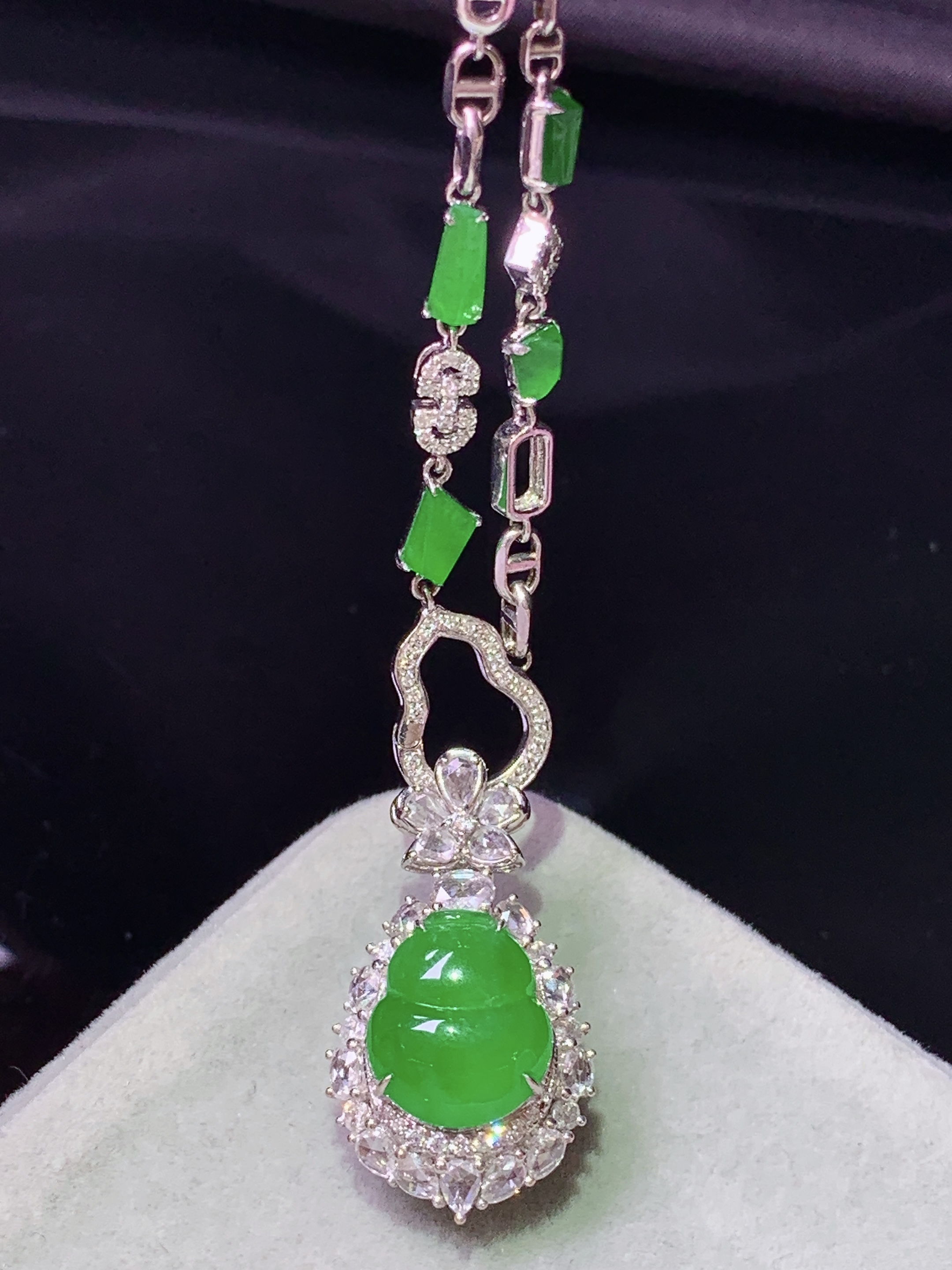 18k金钻镶嵌冰阳绿葫芦项链吊坠两用款 玉质细腻 色泽艳丽清新 水润亮眼 整体尺寸25.8*14.3*11.3L3