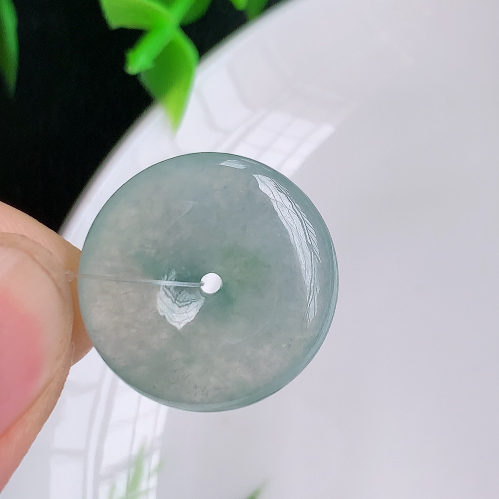 冰润飘花平安扣吊坠，厚装饱满，冰润剔透，细腻水足，种质润泽，飘花灵动，佩戴优雅大气，W49.16  