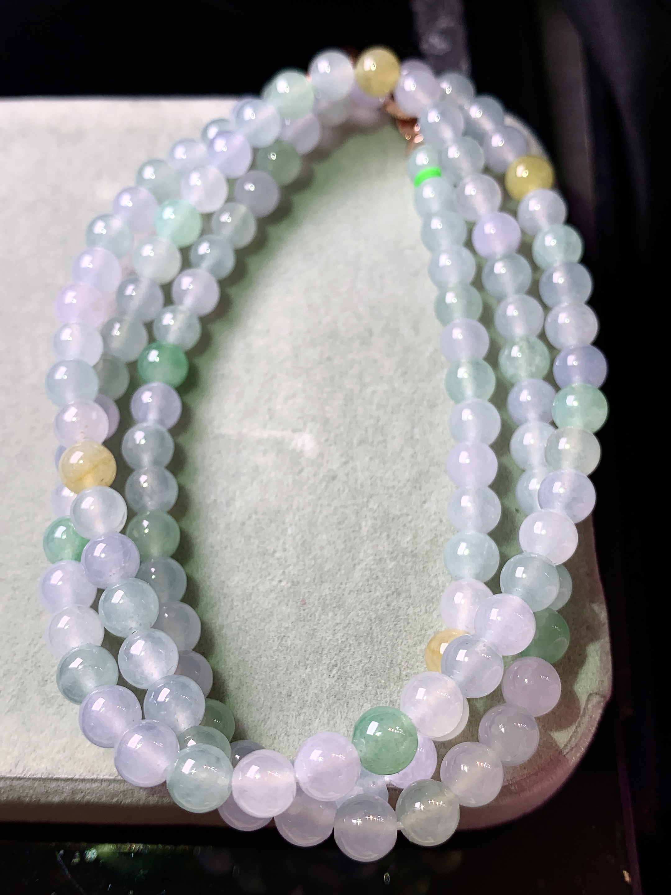 淡多彩圆珠项链 玉质细腻 色泽艳丽清新 水润亮眼 整体尺寸5.3c5