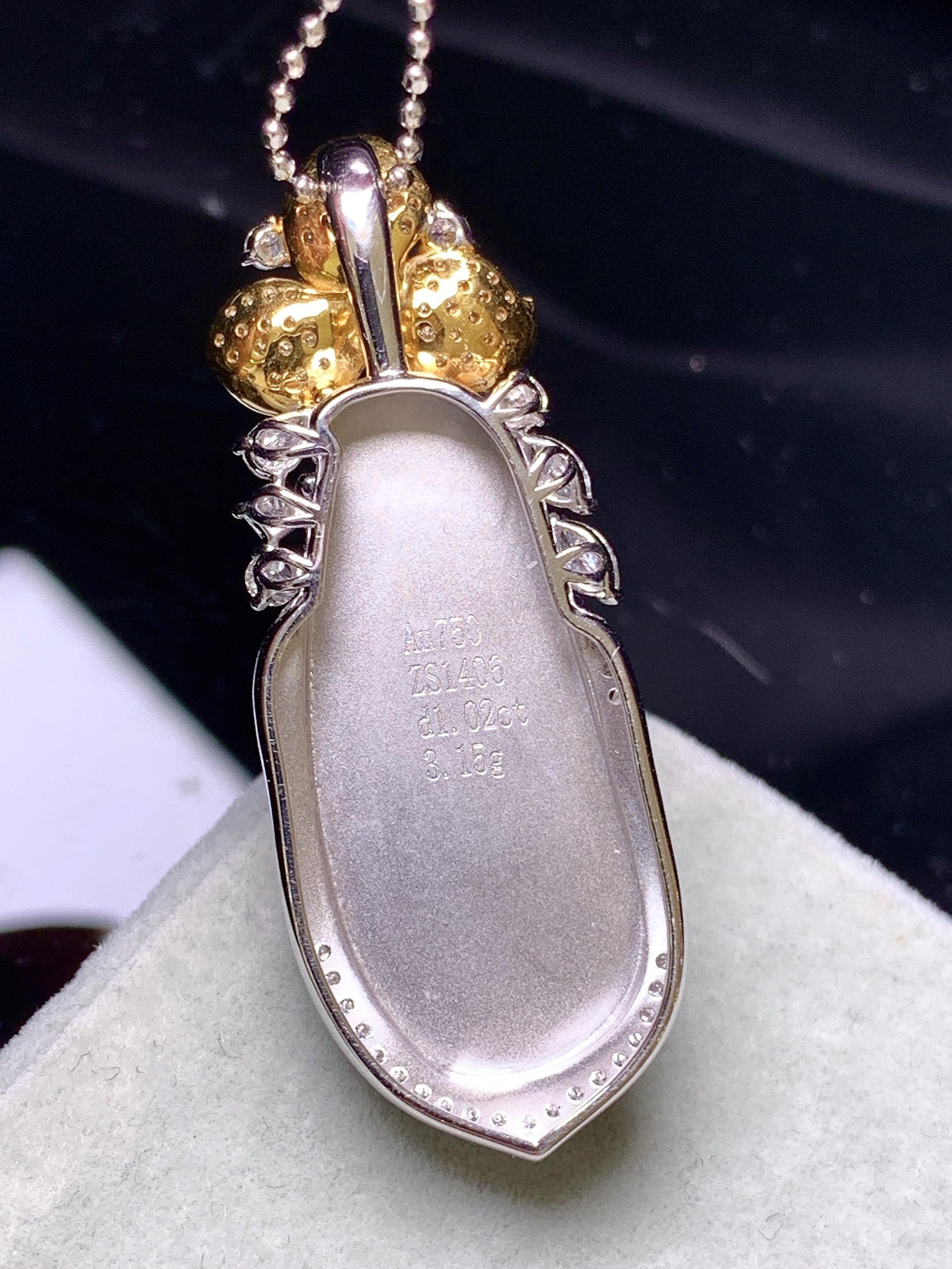 18k金钻镶嵌冰种飘绿四季豆吊坠 玉质细腻 色泽艳丽清新 水润亮眼 整体尺寸43.5*16.2*9.6m5