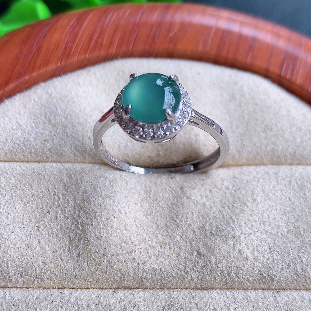 冰晴水精美翡翠蛋面戒指  玉质细腻  冰清玉润  飘花灵动  颜色漂亮  W481.16  内径尺寸：17-9.5-5.8mm  裸石尺寸：7mm