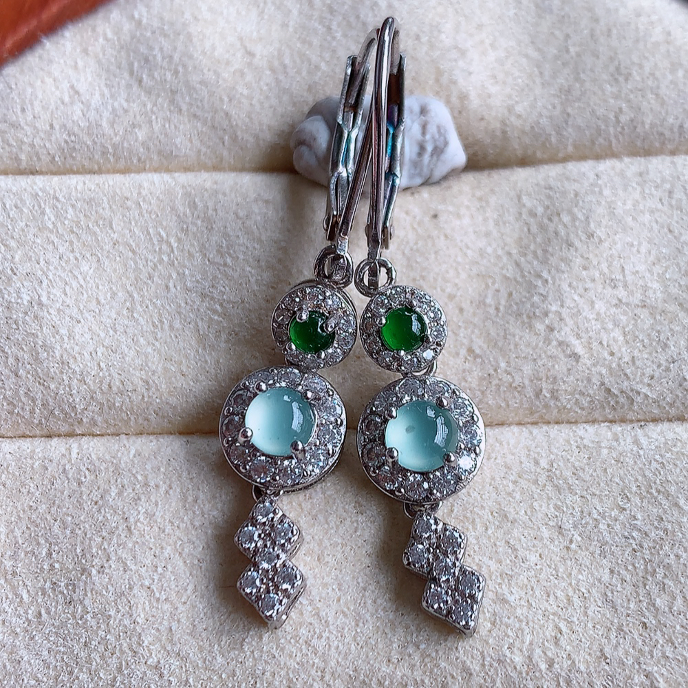 冰晴水翡翠925银镶嵌耳坠，自然光实拍，翠色灵动，颜色漂亮，种老水足，品相佳，佩戴佳品！W481.16 取一整体尺寸：20-7.8-5.5mm  裸石尺寸：4mm