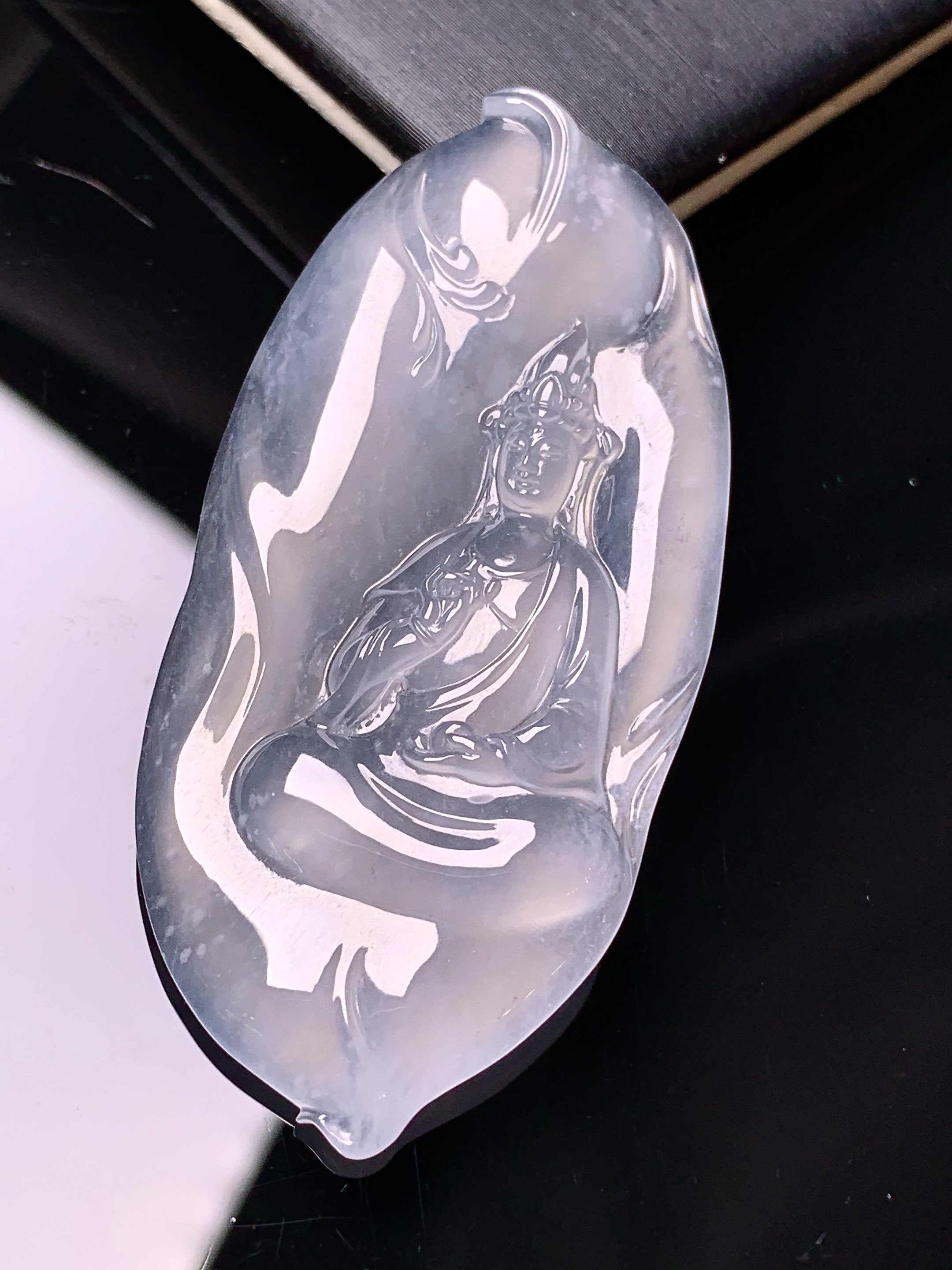 冰种观音菩萨吊坠 玉质细腻 色泽艳丽清新 水润亮眼 整体尺寸52.8*25.3*5x7