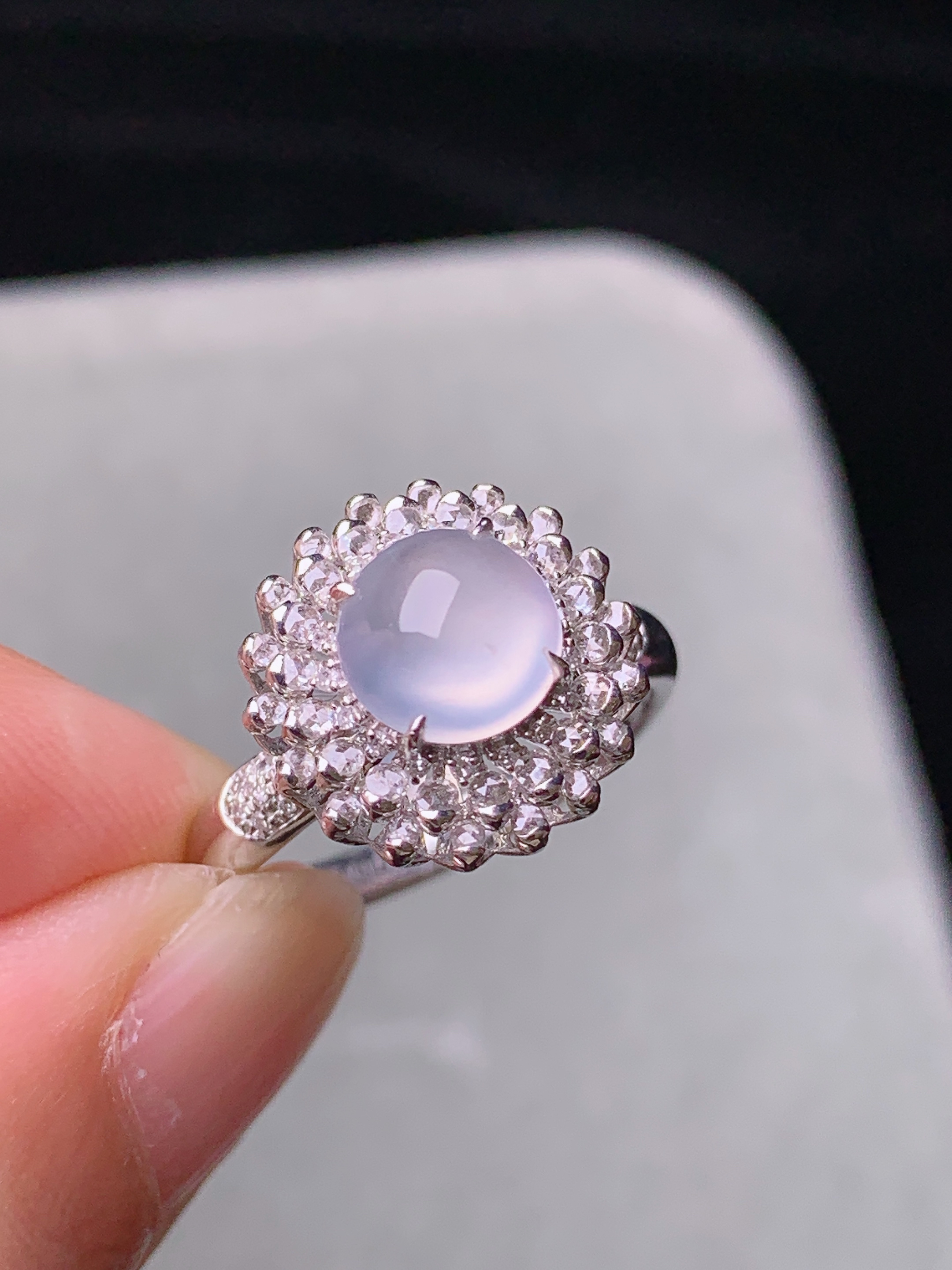 18k金钻镶嵌冰种蛋面戒指 玉质细腻 色泽艳丽清新 水润亮眼 圈口14 整体尺寸13.2*9.5t1