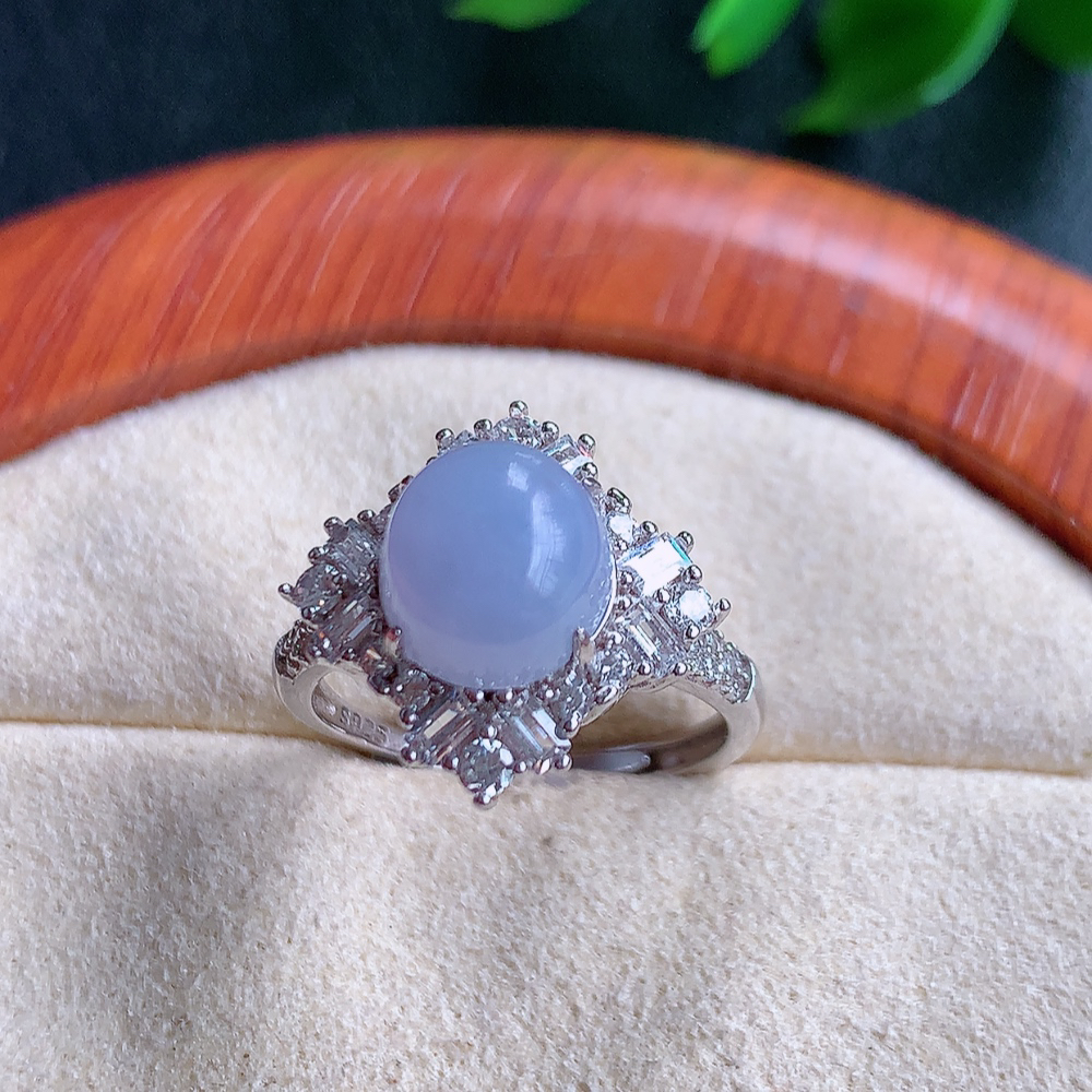 冰紫罗兰精美蛋面翡翠戒指  玉质细腻  冰清玉润  飘花灵动  颜色漂亮  W815.16  内径尺寸：16-15.3-8.8mm  裸石尺寸：8.2-7.5mm