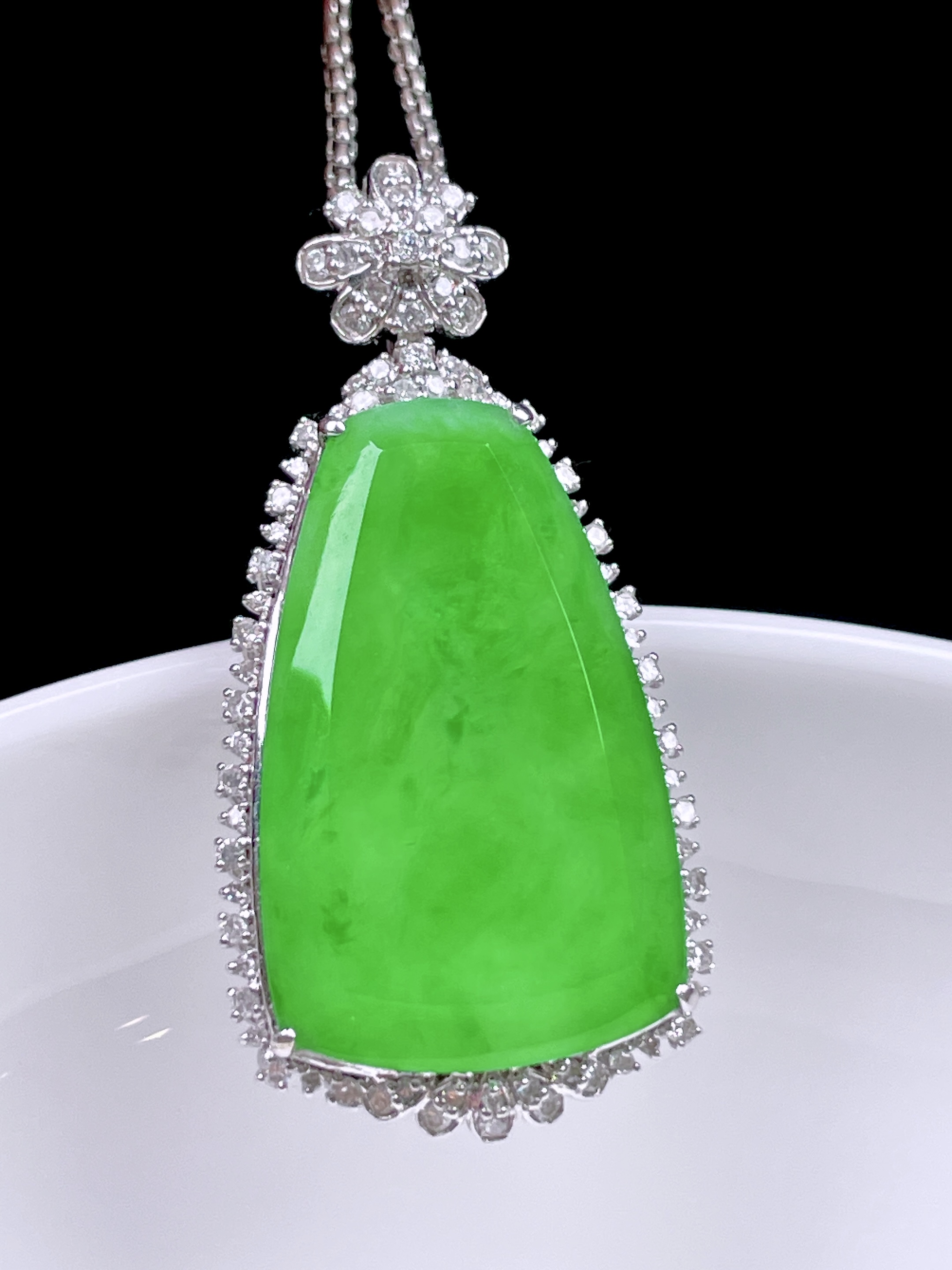 ️ 冰种阳绿无事牌 色泽鲜艳，种老水润，18k金镶嵌 整体：35.6/17.3/8.6 裸石：23.3/14.7