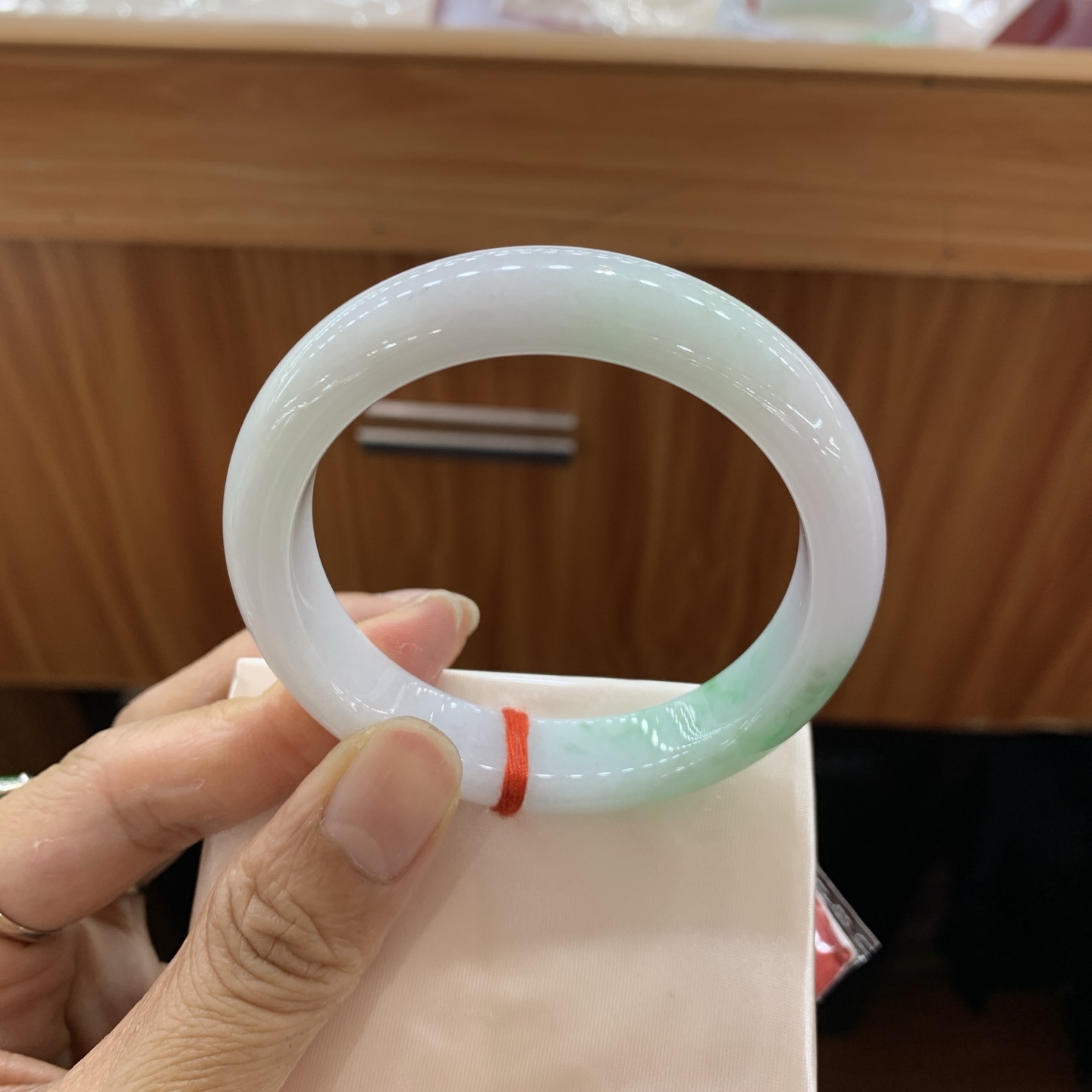 041602LJ飘绿正圈翡翠手镯53-12-8.5