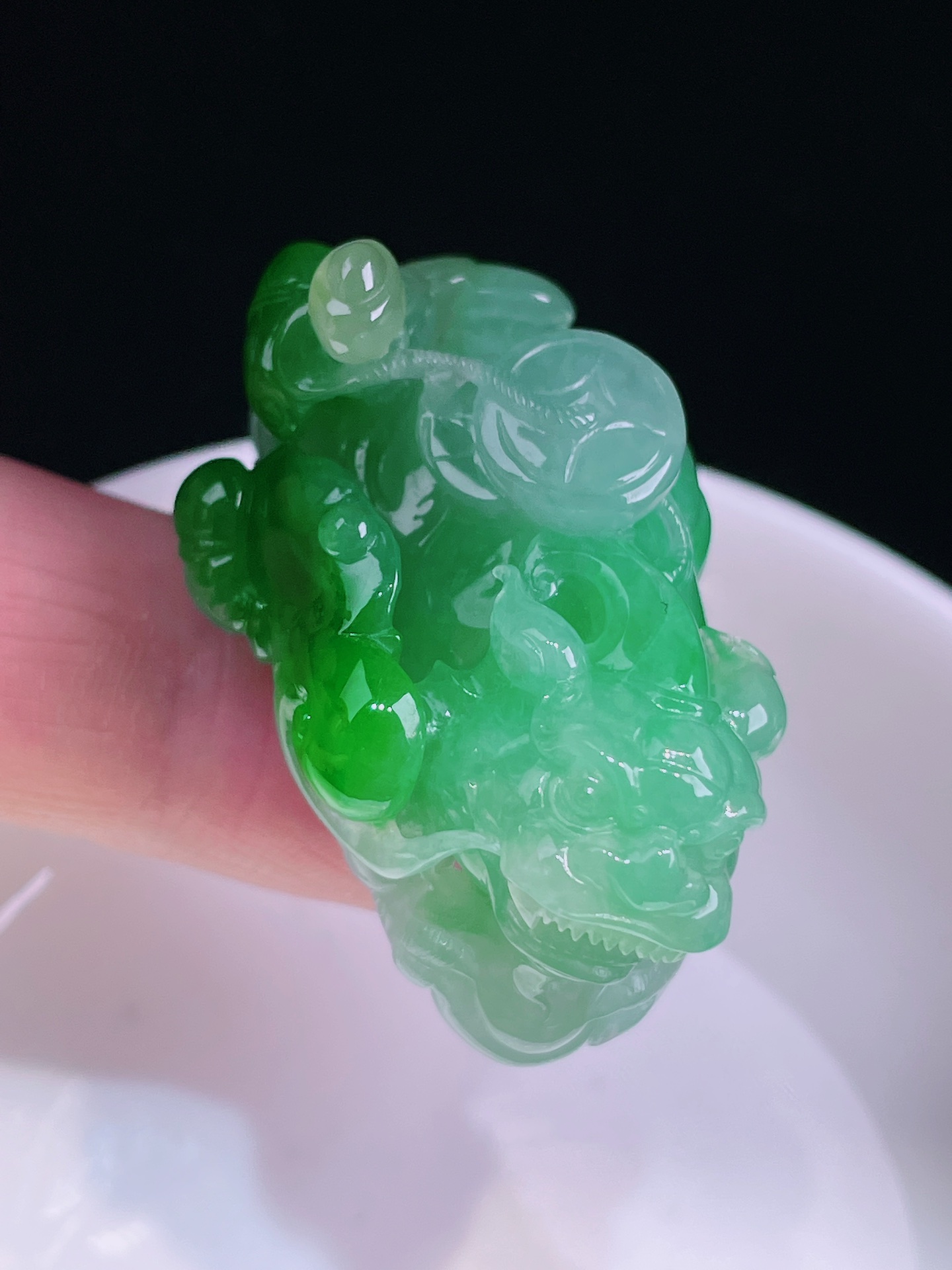 ️辣绿貔貅，老种起光，细底通透，尺寸：41.5/16.8/21.5mm0417