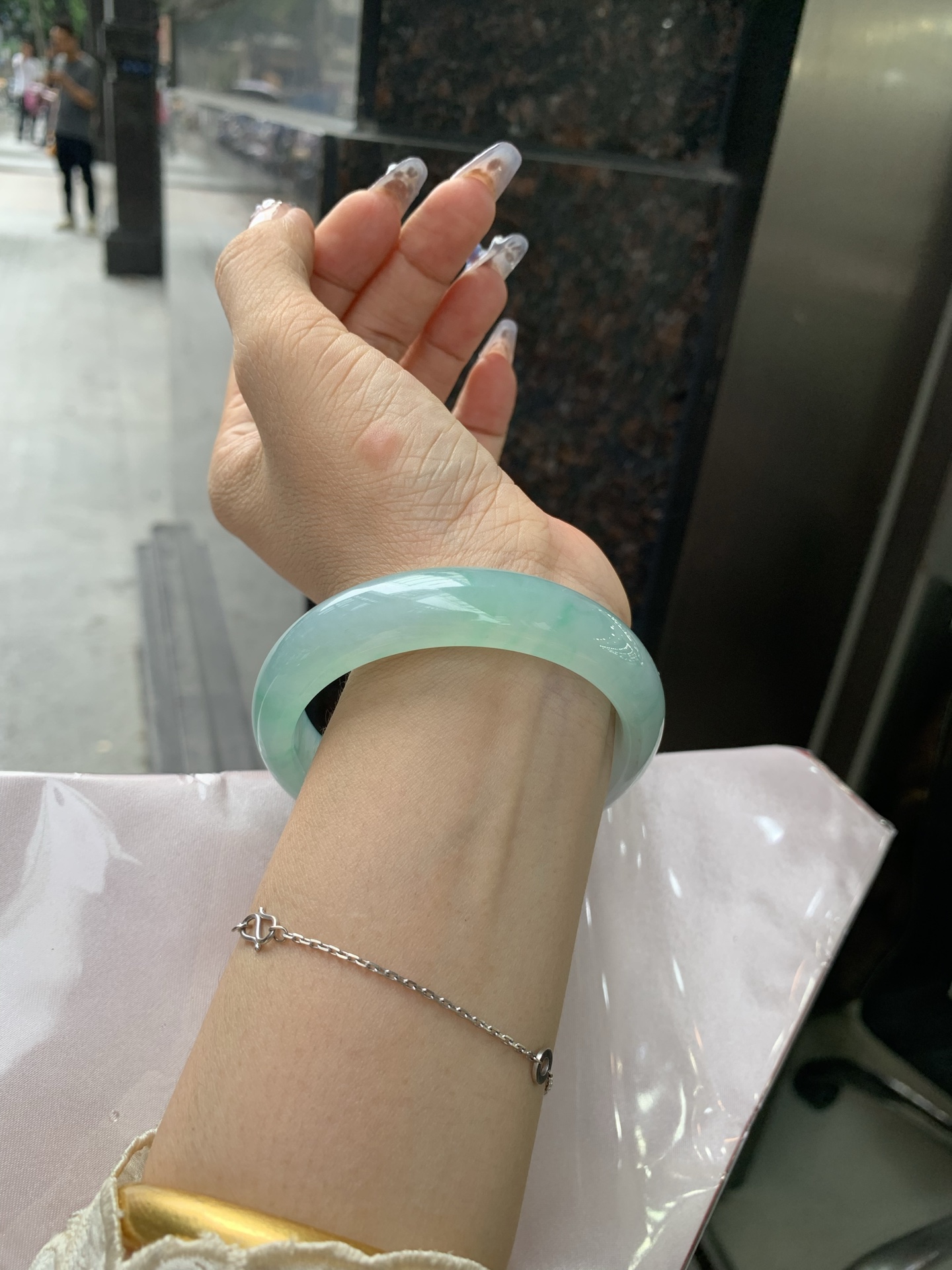 冰飘绿花宽版正圈，57.3/14/8，0417-N460，打灯细纹，底妆冰润细腻，春风十里不如腕间一抹绿，绿花如春日的嫩草，仙气缭绕，很有意境，古典优雅令人沉醉其中