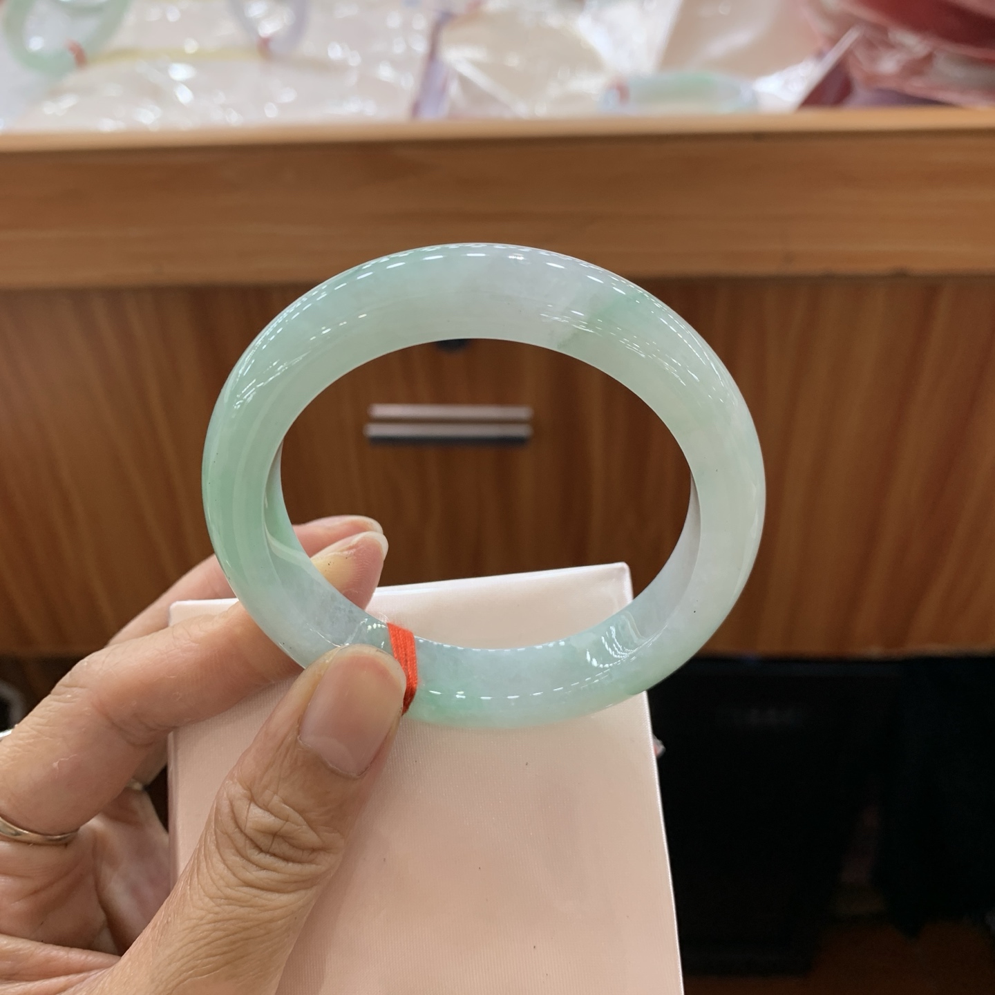 041608MMJ飘绿正圈翡翠手镯56-11.8-8.9