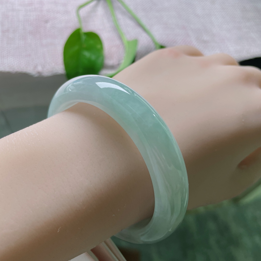 54.7/12.3/8.4，浅绿底正圈，干净，细润，时尚美观，优雅永不过时，无裂，ss50900a