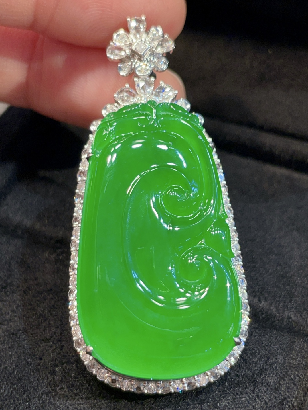 ️满阳绿如意吊坠，盈盈翠色一水间 清新明媚，18k真金真钻镶嵌～，51.8-23.2-12-36.5-20.2-3