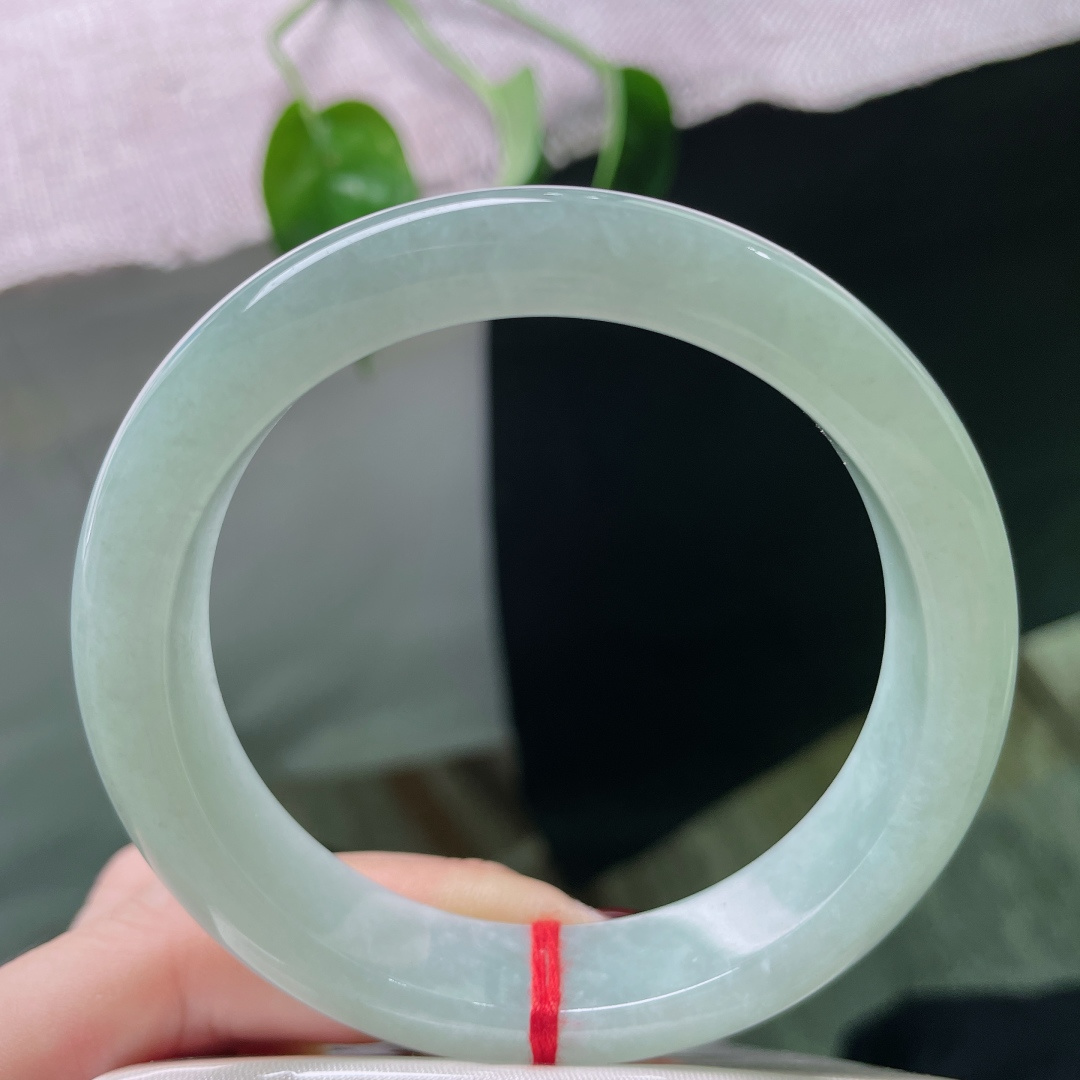 56.8/12.8/8，浅绿底正圈，芙蓉绿，干净清爽，自然通透，一点皮纹不显，无裂，ss50715a