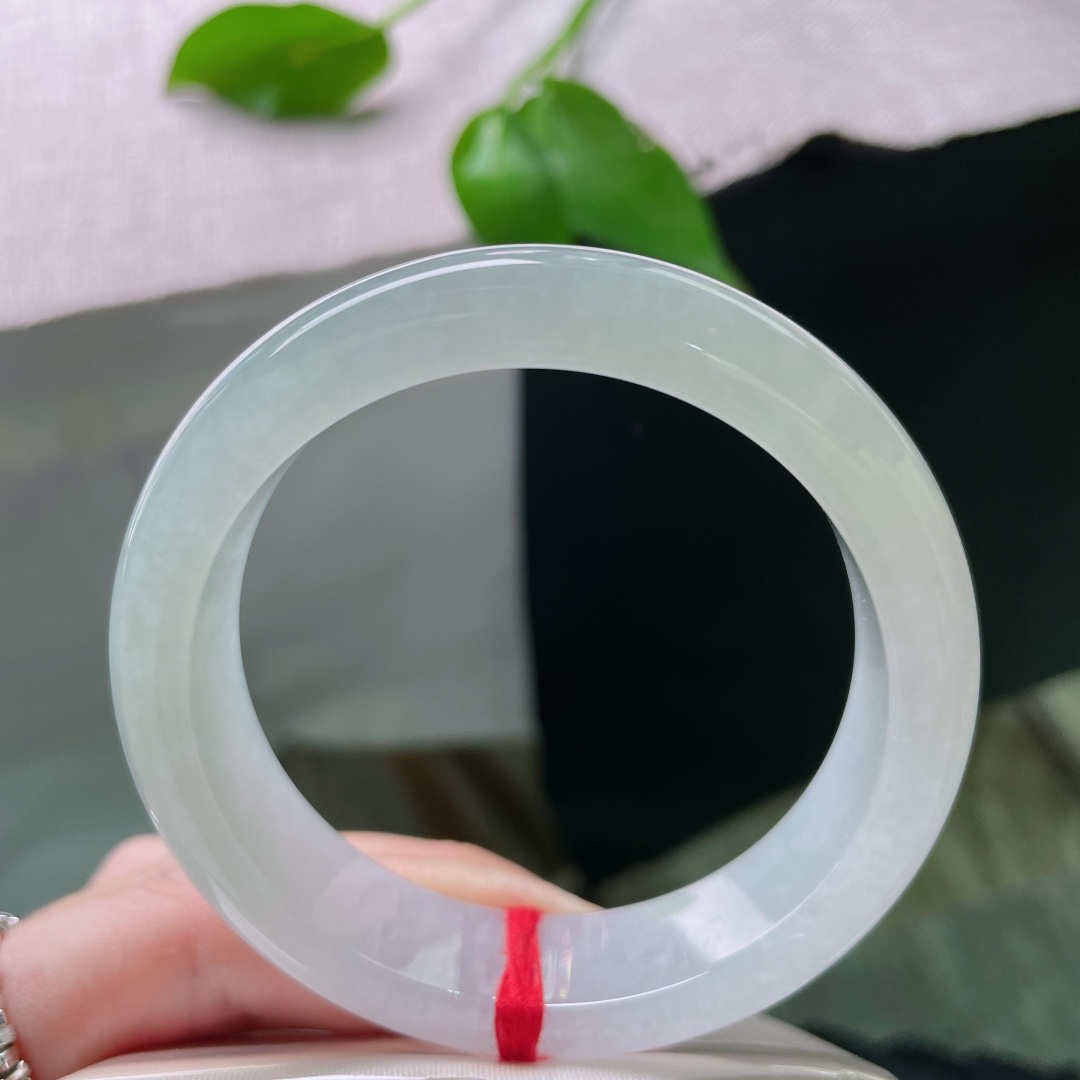 55.1/14.5/8.4淡绿底正圈，宽版轮胎镯，颜色清爽，淡雅倾心，时尚，无裂。ss50231a