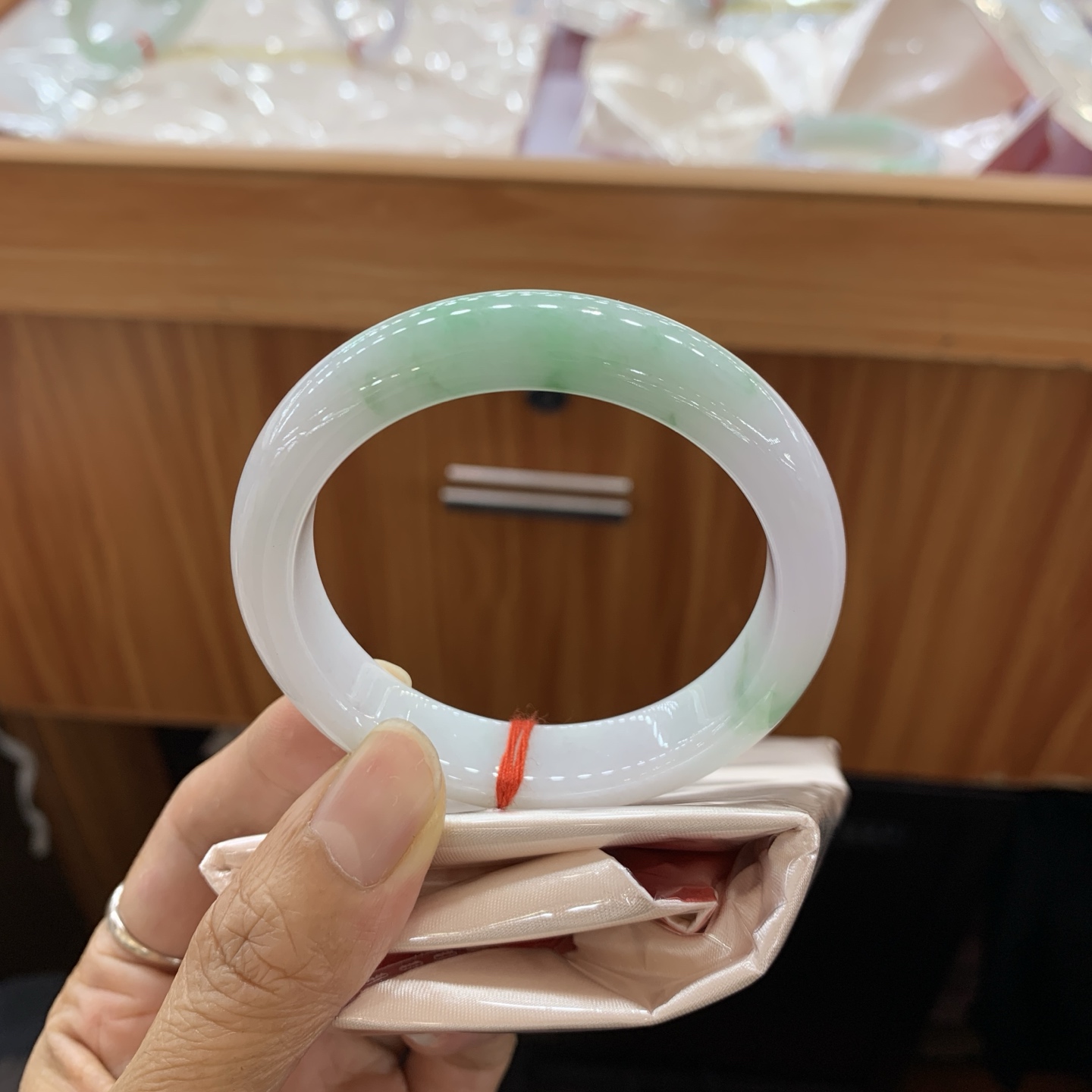 041602LJ飘绿正圈翡翠手镯53-12-8.5