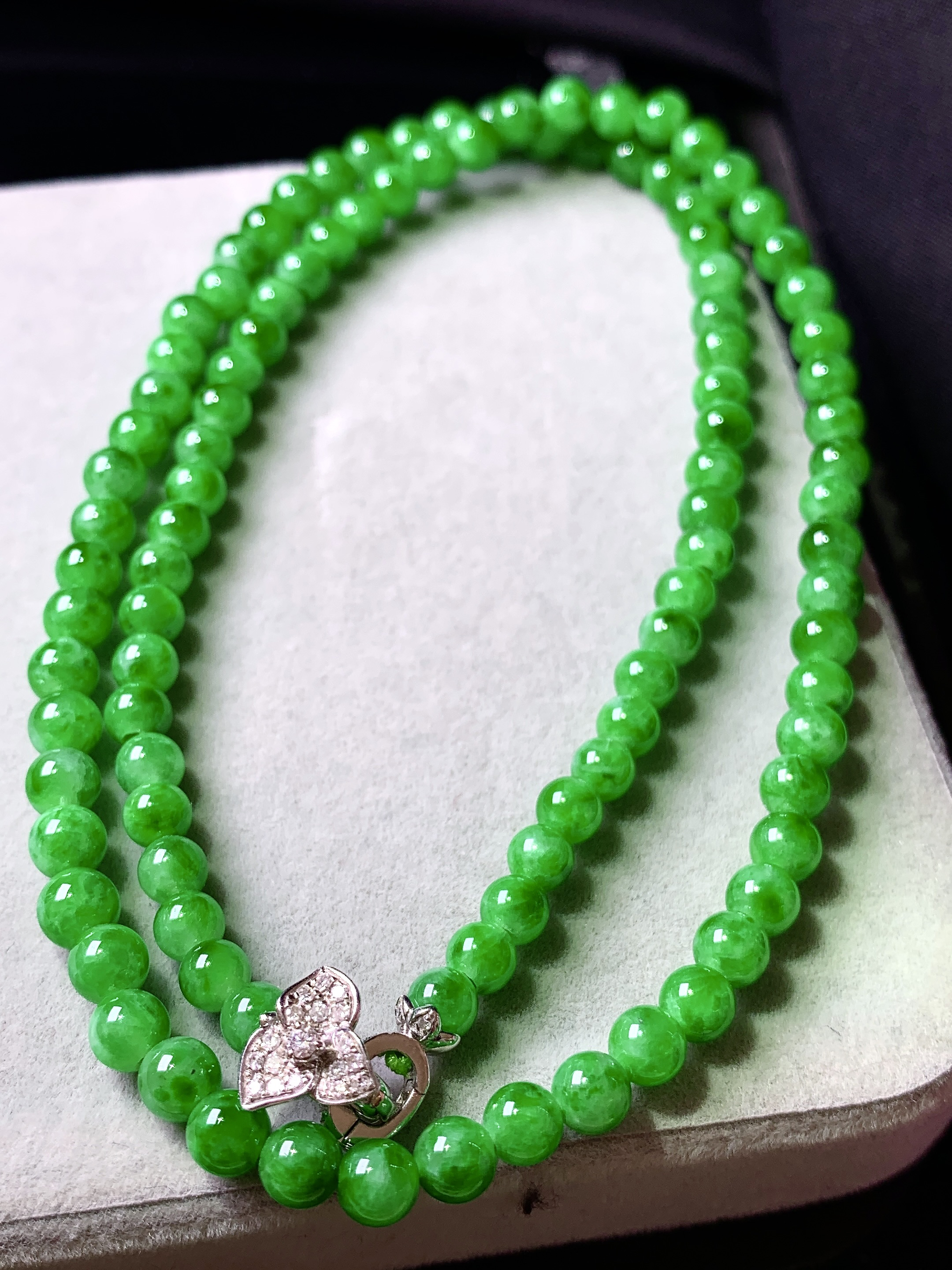 阳绿圆珠项链 玉质细腻 色泽艳丽清新 水润亮眼 整体尺寸4.5m5