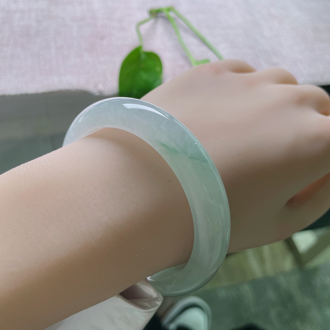 55.6/12.2/8.3飘花正圈，清润，起光，钟灵毓秀，灵巧天真，无裂，ss50390a