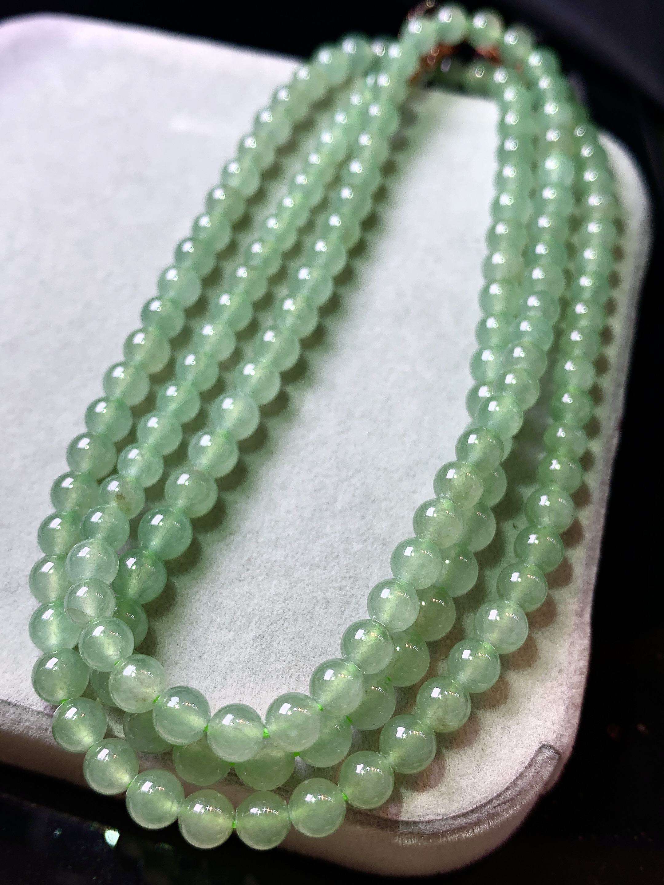 冰种浅绿圆珠项链 玉质细腻 色泽艳丽清新 水润亮眼 整体尺寸4.3c5