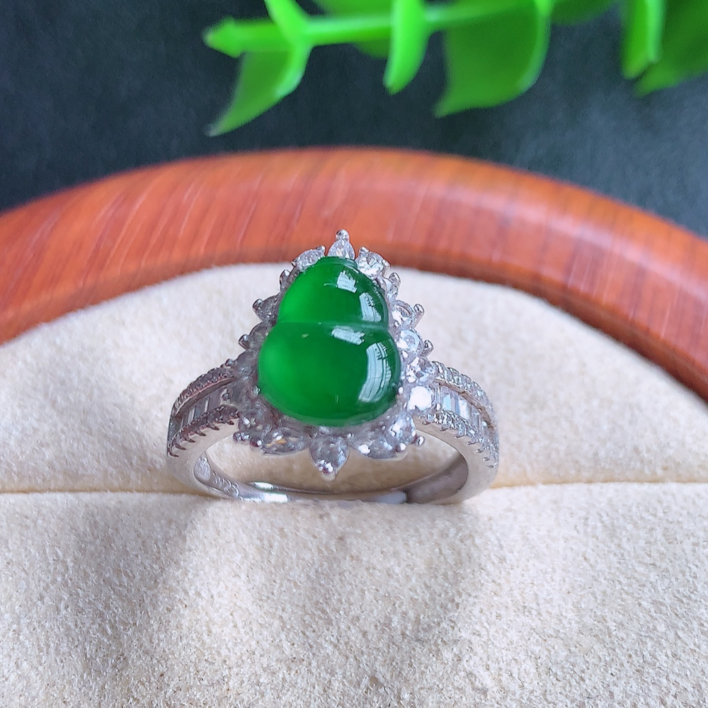 冰满绿精美翡翠葫芦戒指  玉质细腻  冰清玉润  飘花灵动  颜色漂亮  W481.16  内径尺寸：17-15.5-8mm  裸石尺寸：10-7.5mm