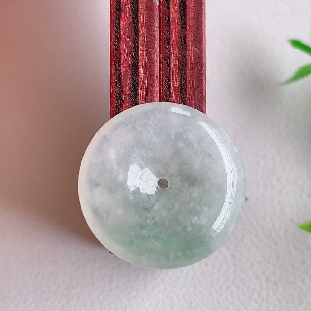 冰润平安扣吊坠，厚装饱满，冰润剔透，细腻水足，种质润泽，飘花灵动，佩戴优雅大气，W49.16   尺寸：23-4.5mm