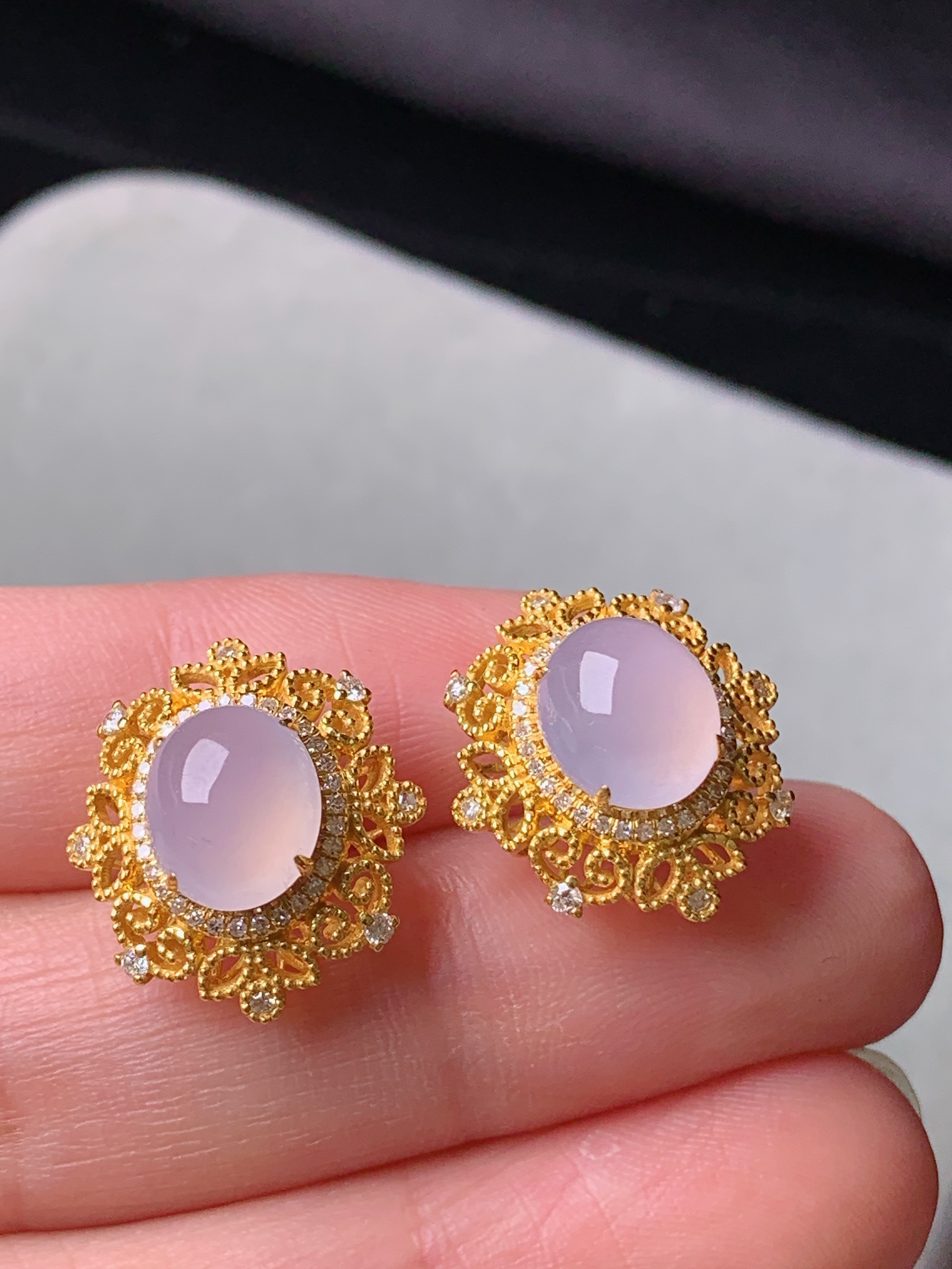 18k金钻镶嵌冰粉蛋面耳钉 玉质细腻 色泽艳丽清新 水润亮眼 整体尺寸16.8*15.3*10.2m