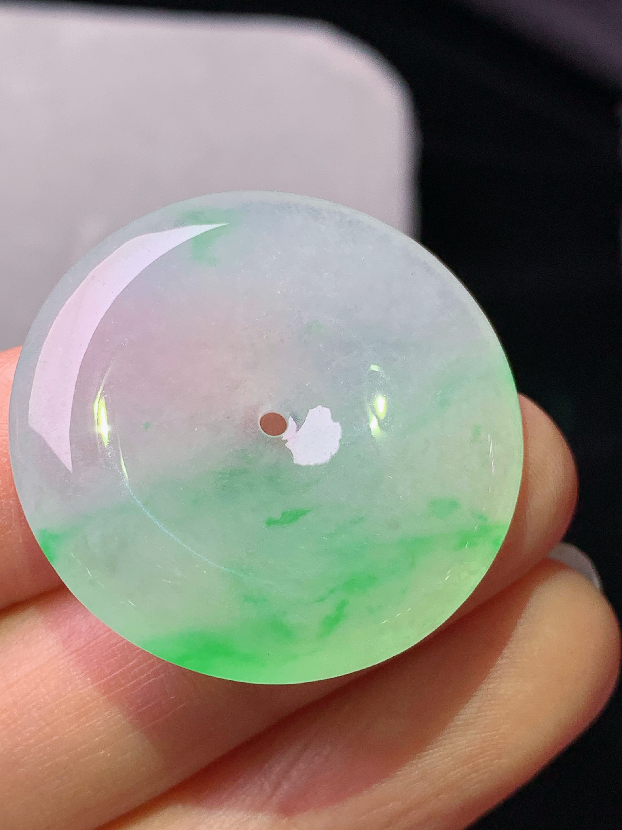 冰飘阳绿平安扣吊坠 玉质细腻 色泽艳丽清新 水润亮眼 整体尺寸29.6*5.6x1