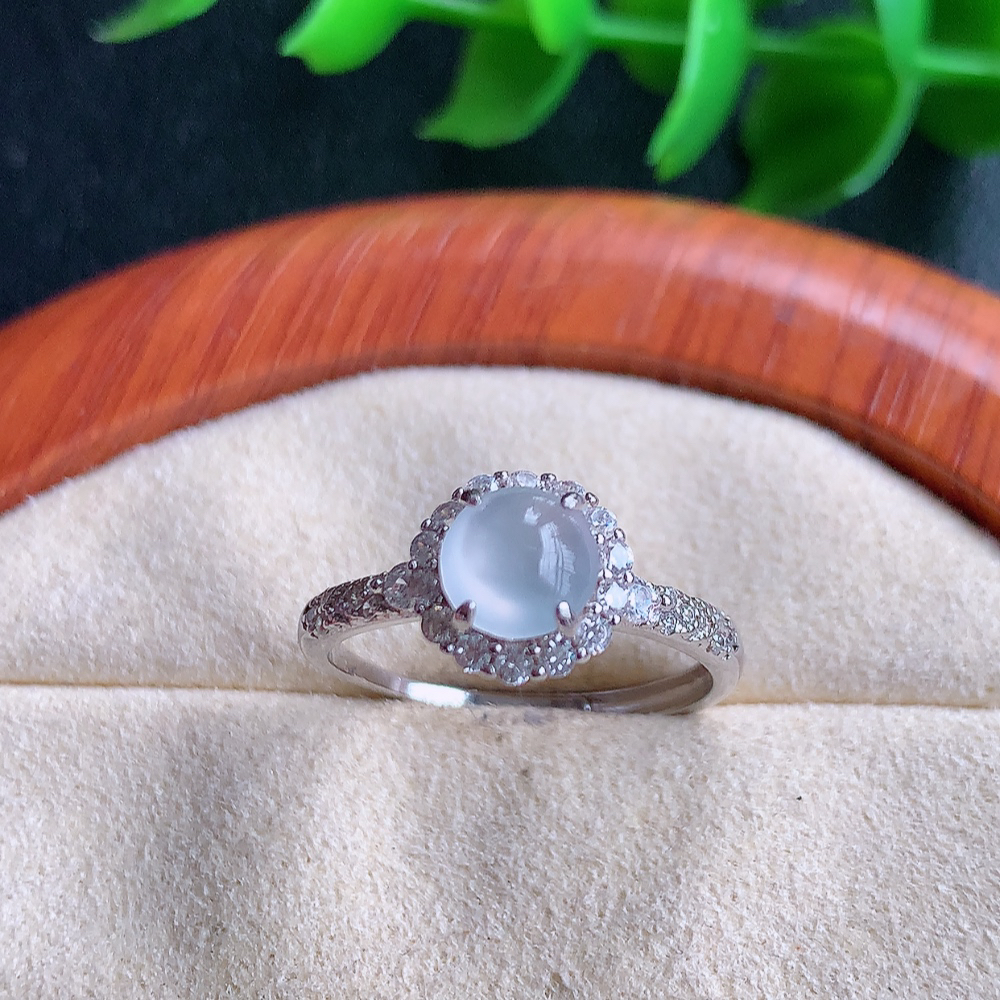 冰精美蛋面翡翠戒指  玉质细腻  冰清玉润  飘花灵动  颜色漂亮  W815.16  内径尺寸：17.5-9-6.6mm  裸石尺寸：6mm