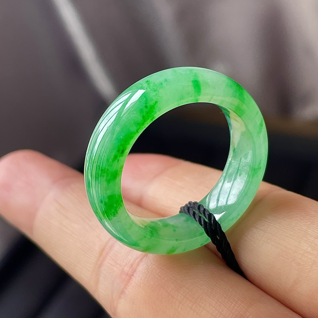 ️缅料冰阳绿指环，色辣，饱满水润，无裂，裸石尺寸7/4.2--19.3，圈口21。编码0520好数
