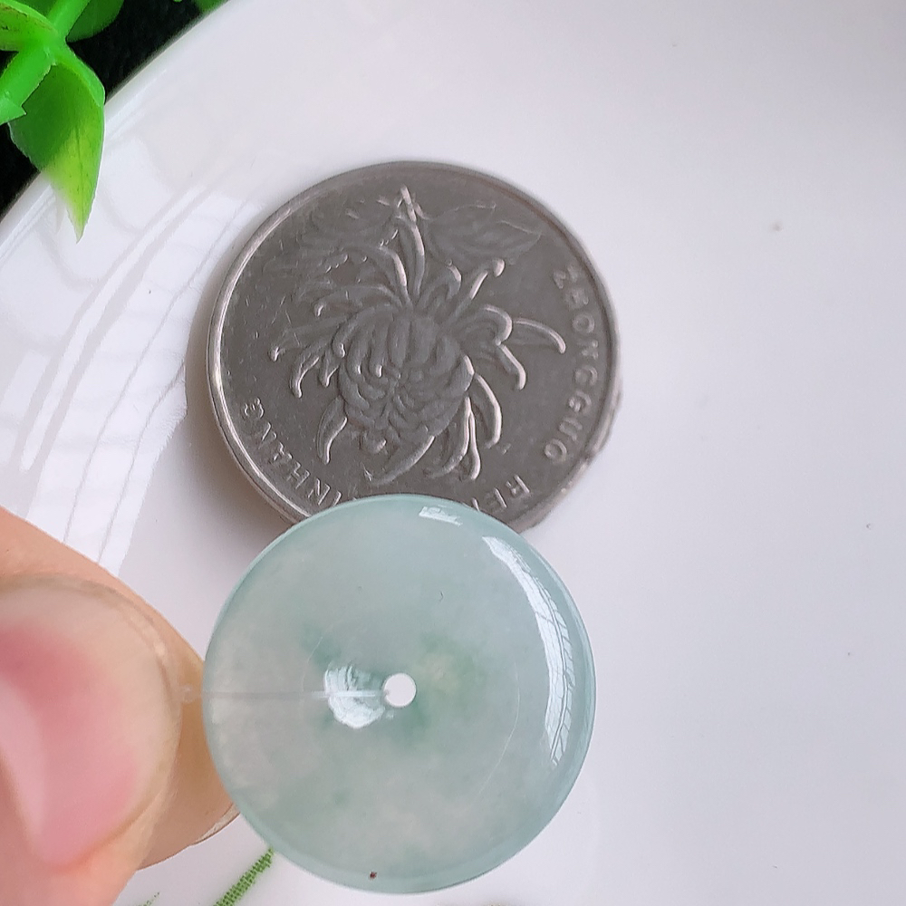 冰润飘花平安扣吊坠，厚装饱满，冰润剔透，细腻水足，种质润泽，飘花灵动，佩戴优雅大气，W49.16   尺寸：19.3-5.3mm