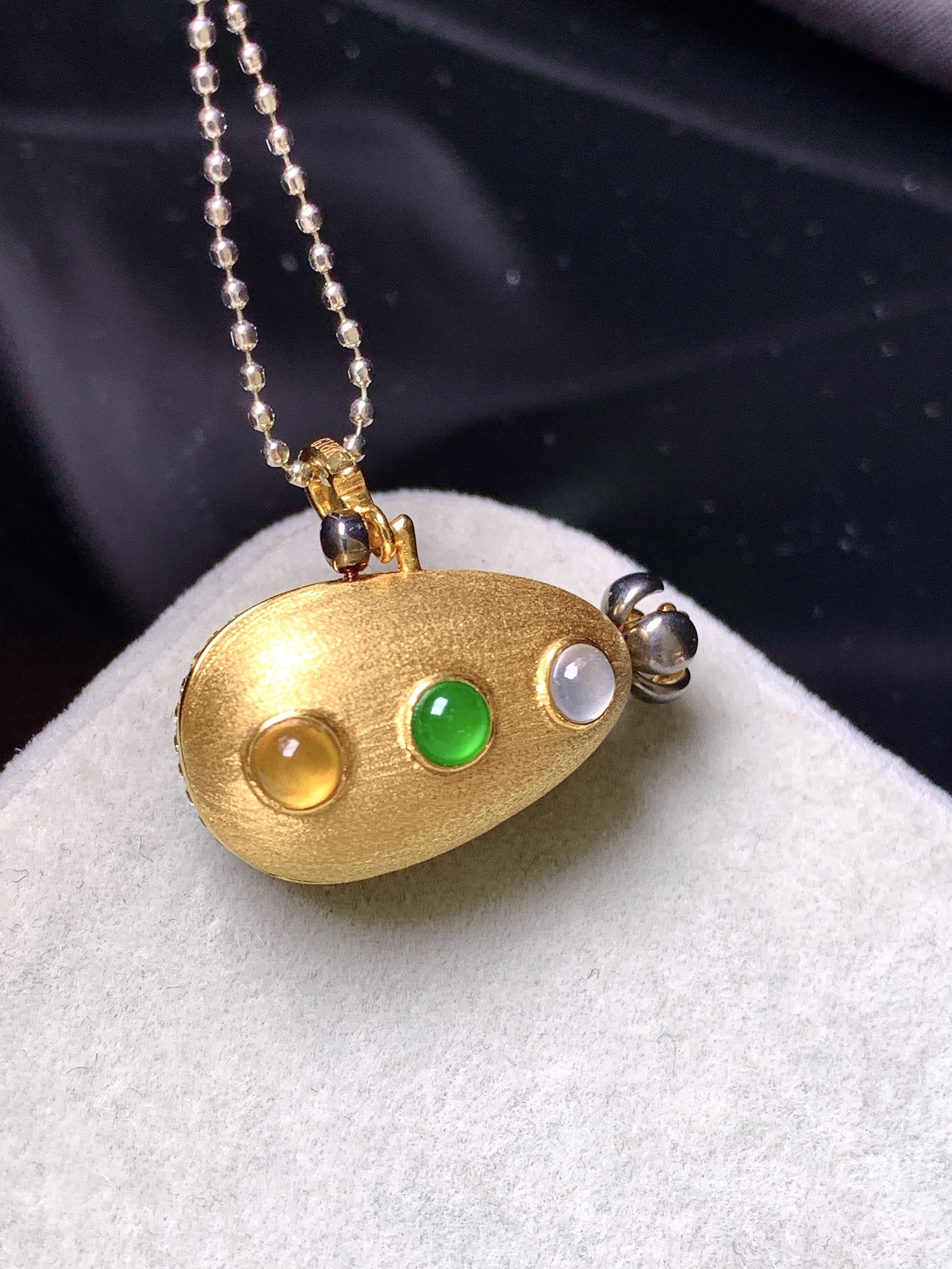 18k金钻镶嵌冰黄红蛋面组合吊坠 玉质细腻 色泽艳丽清新 水润亮眼 整体尺寸24*12.5*13.2m5