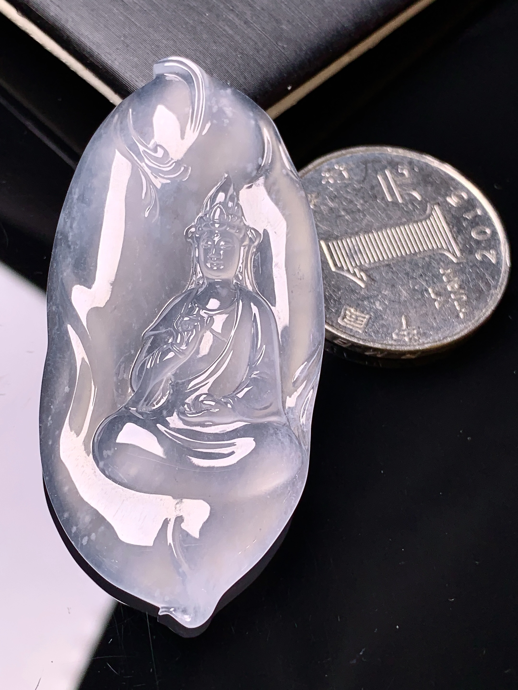 冰种观音菩萨吊坠 玉质细腻 色泽艳丽清新 水润亮眼 整体尺寸52.8*25.3*5x7